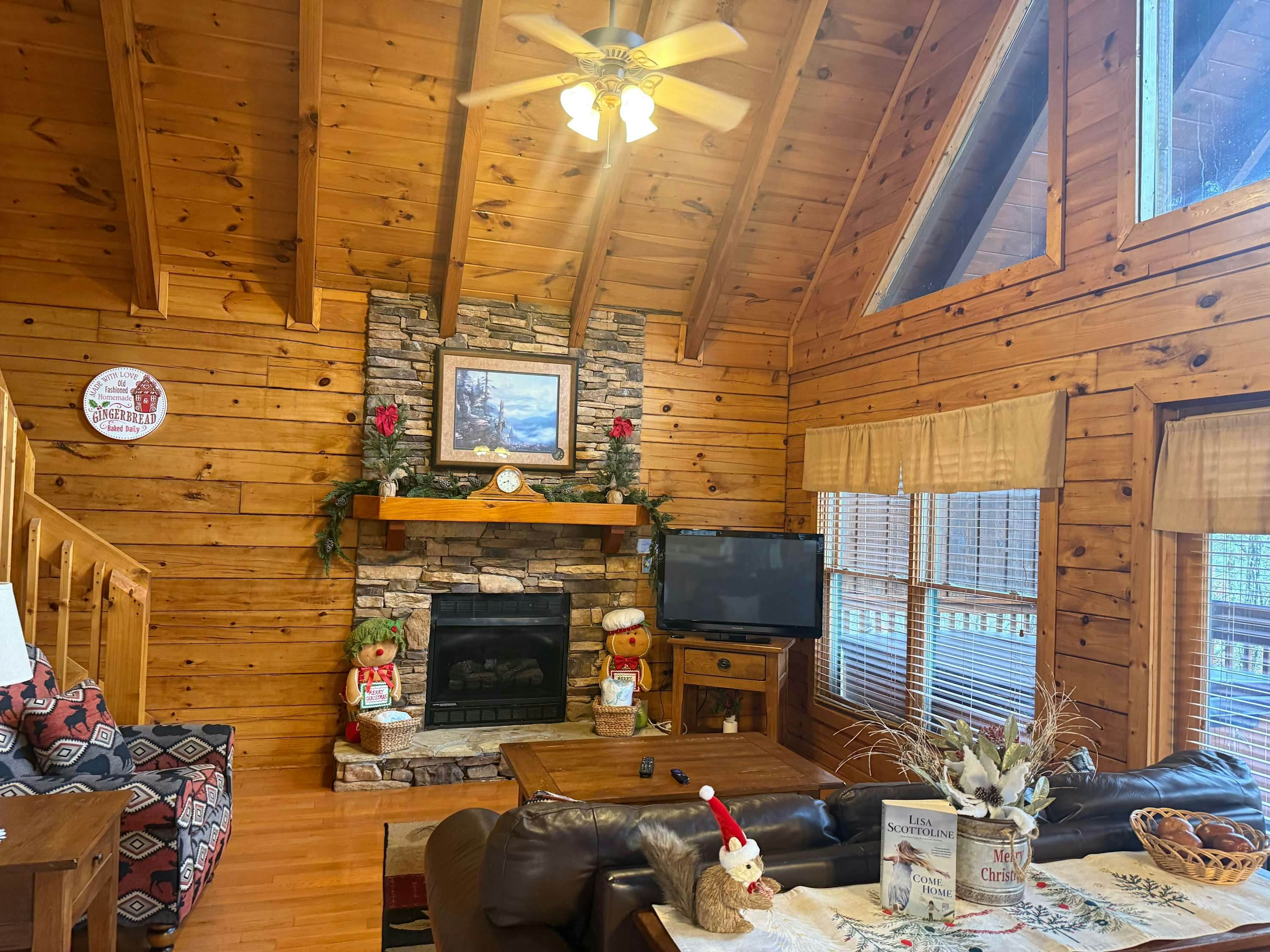 Luxury cabin w/ Free Attraction Tickets, mountain views, hot tub, & shared pool