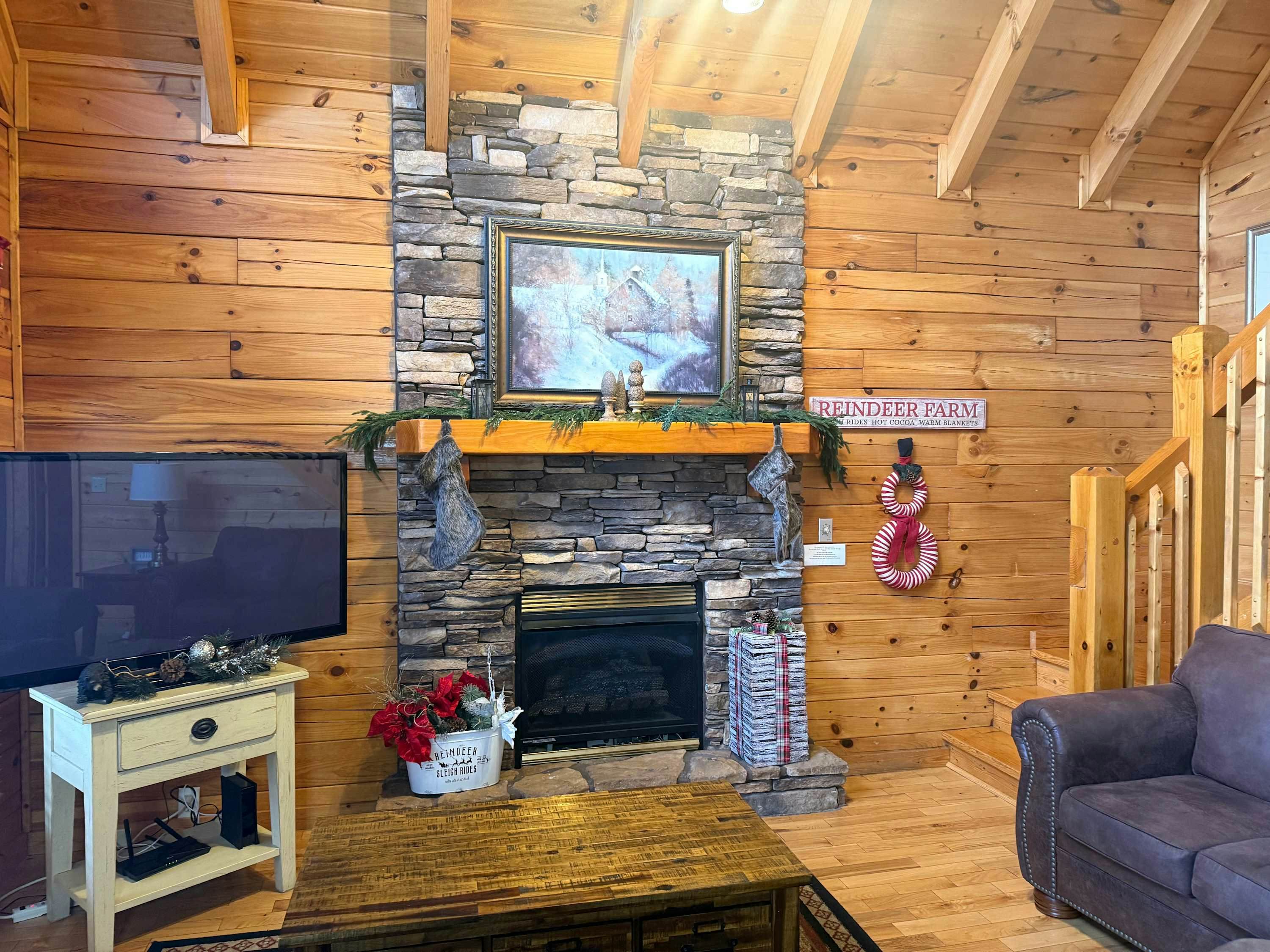Luxury cabin w/ Free Attraction Tickets, mountain views, hot tub, & shared pool