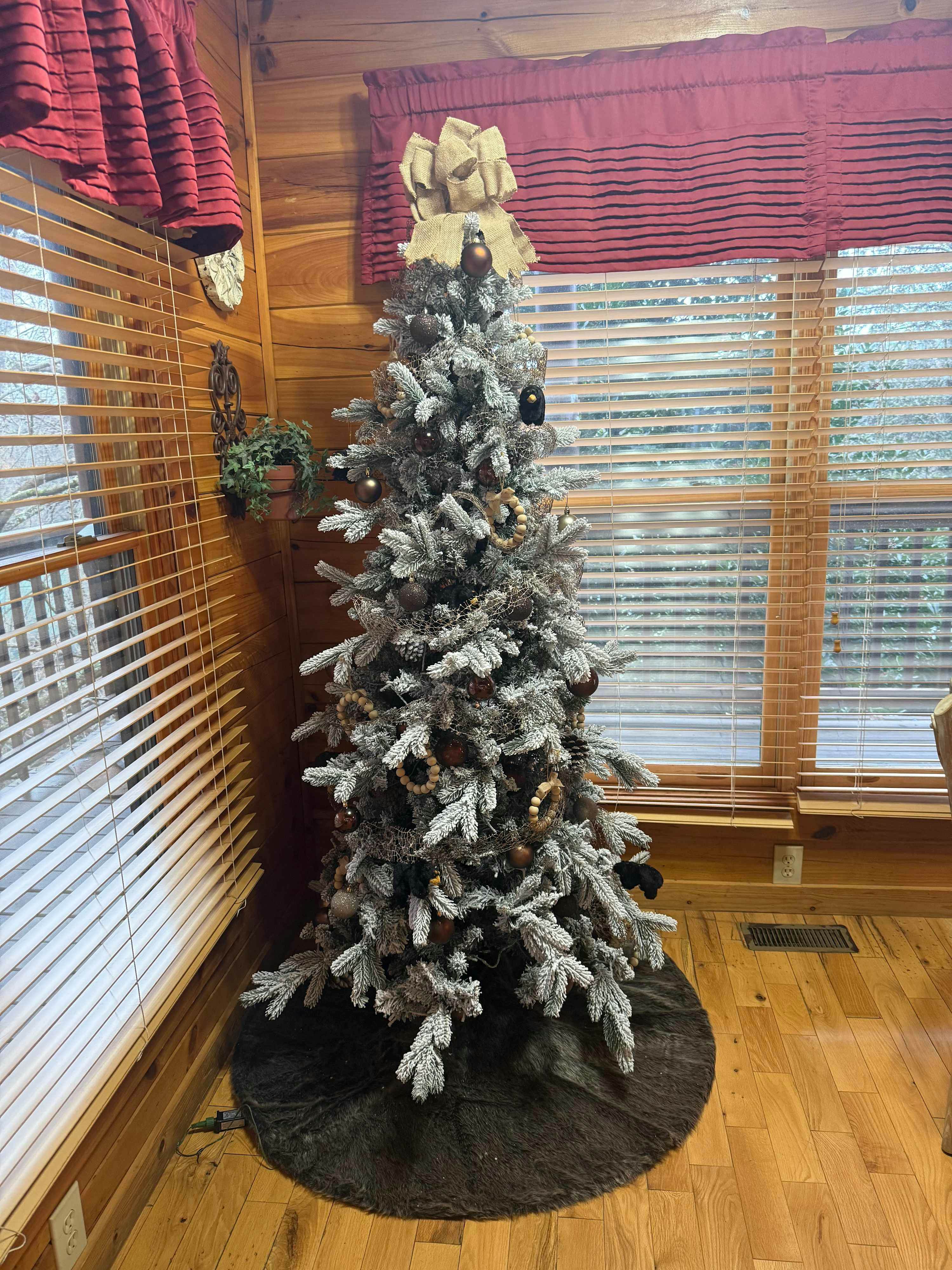 Luxury cabin w/ Free Attraction Tickets, mountain views, hot tub, & shared pool