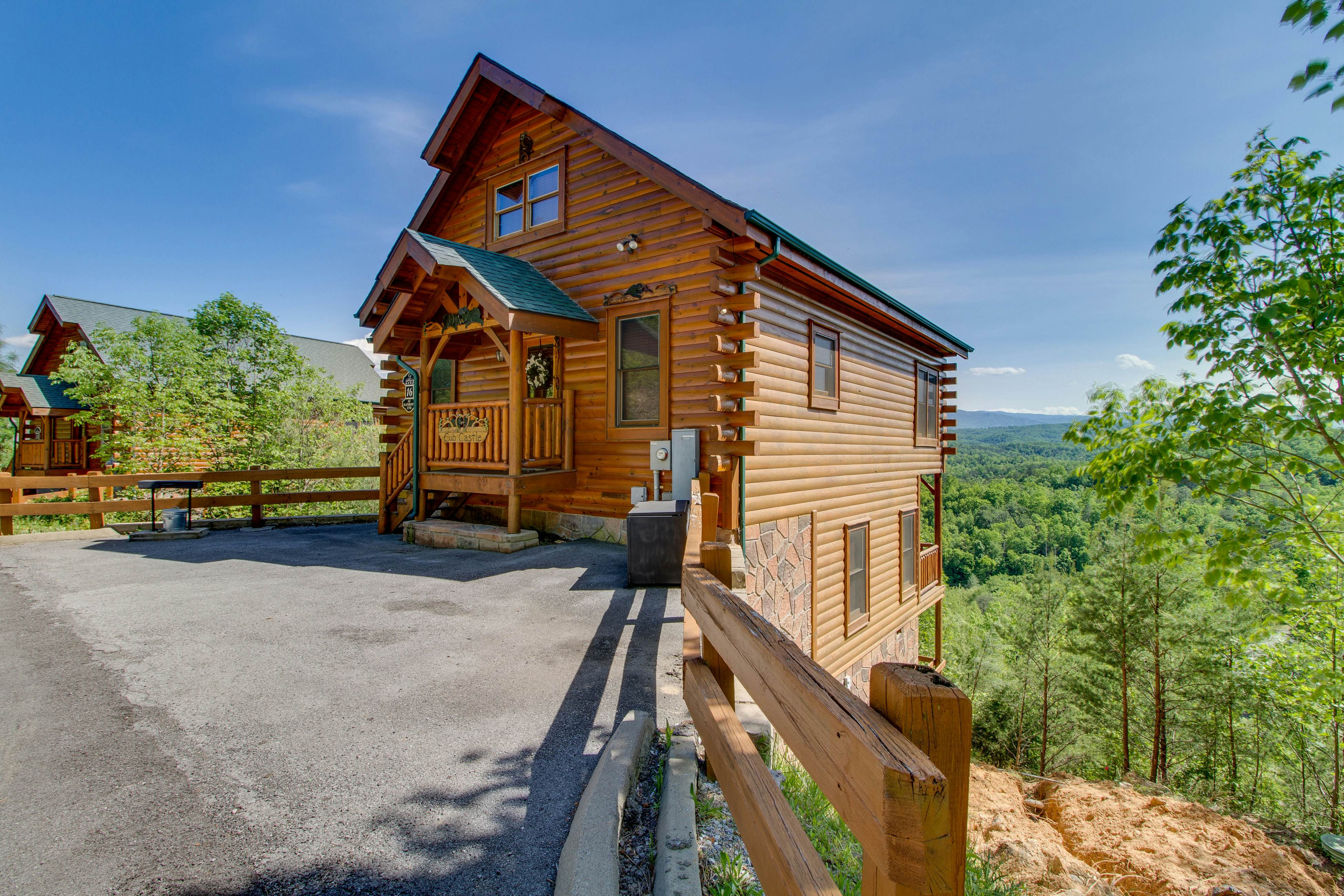 Cabin w/ amazing views, sauna, pool & private hot tub + free attraction tickets