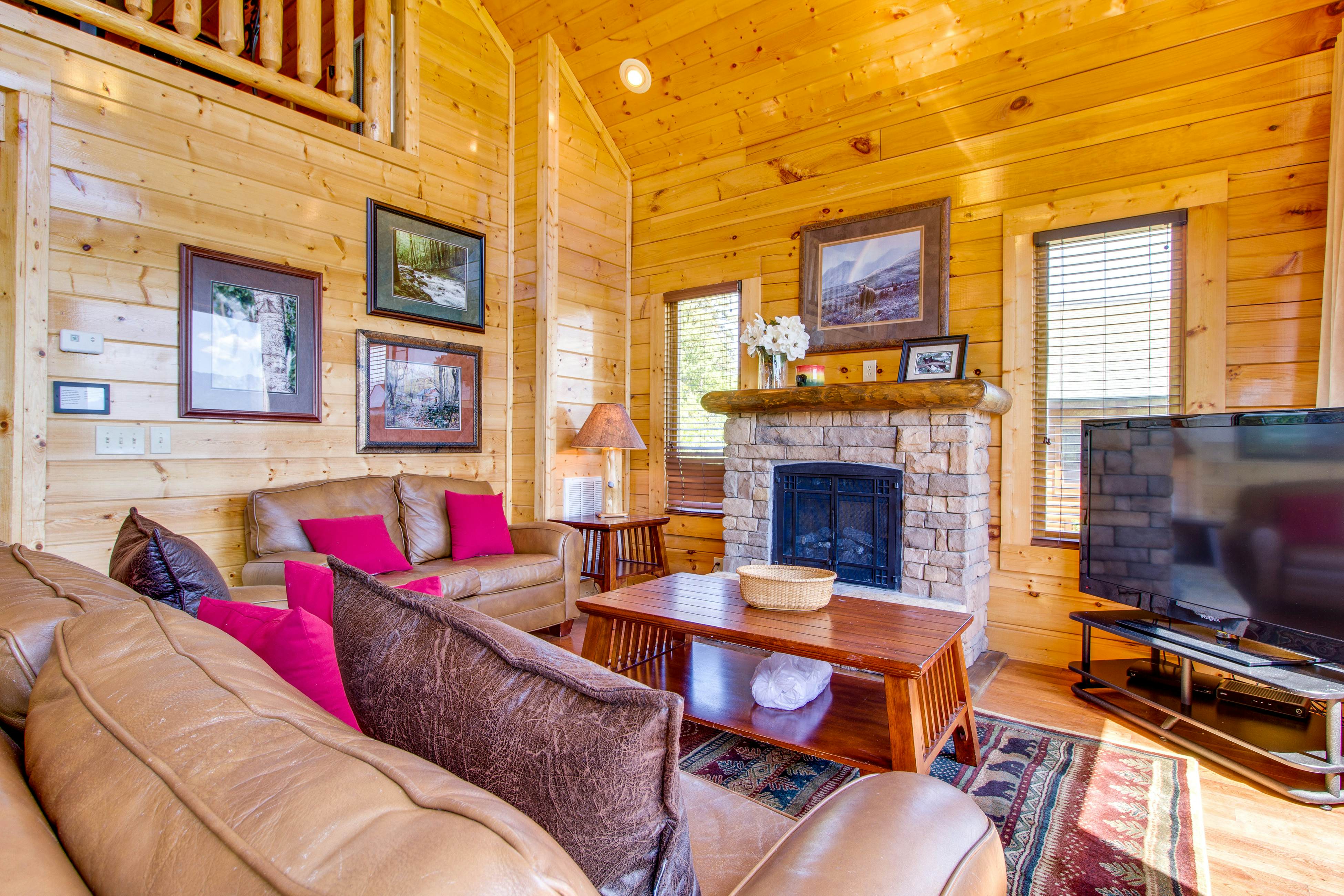 Cabin w/ amazing views, sauna, pool & private hot tub + free attraction tickets