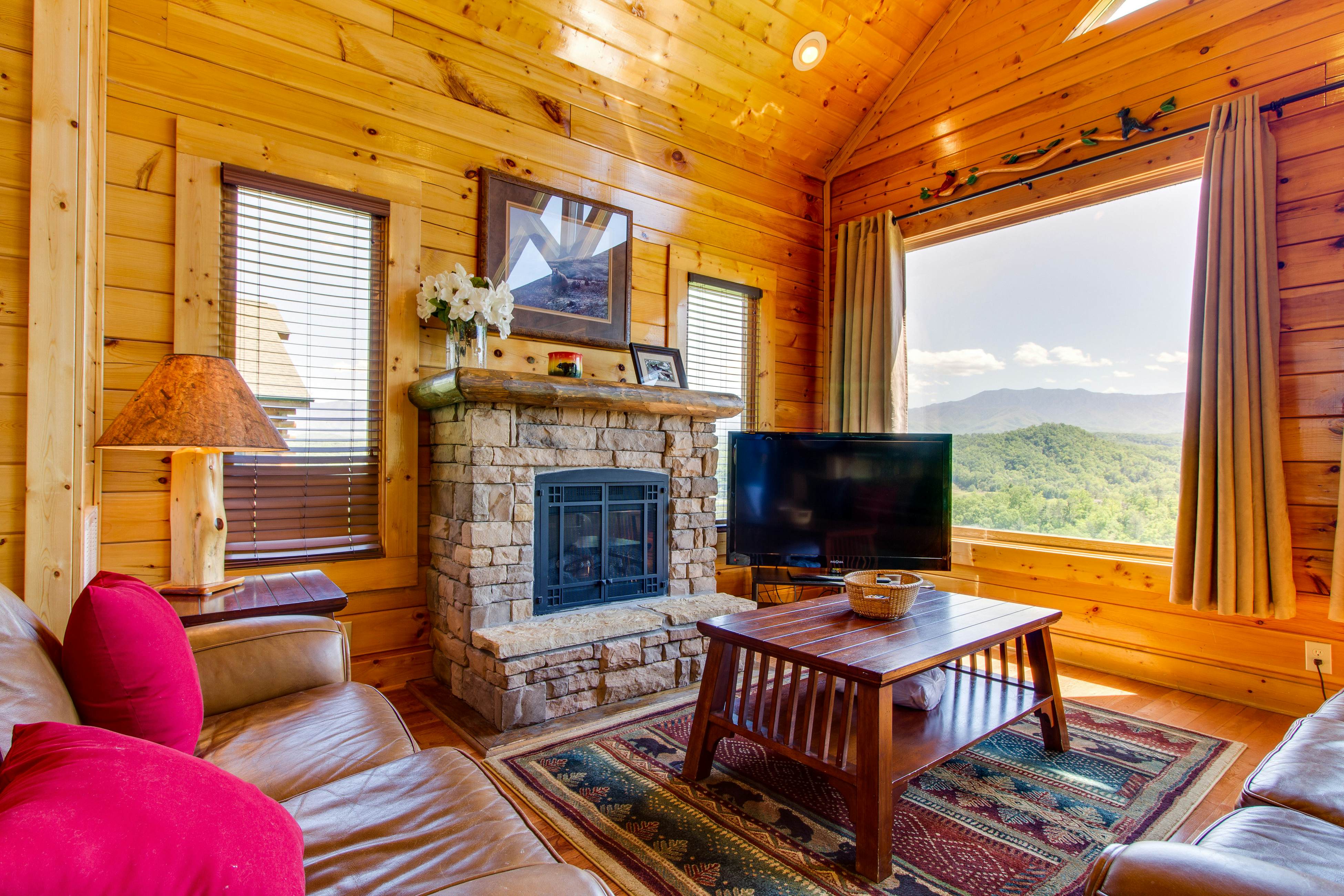 Cabin w/ amazing views, sauna, pool & private hot tub + free attraction tickets