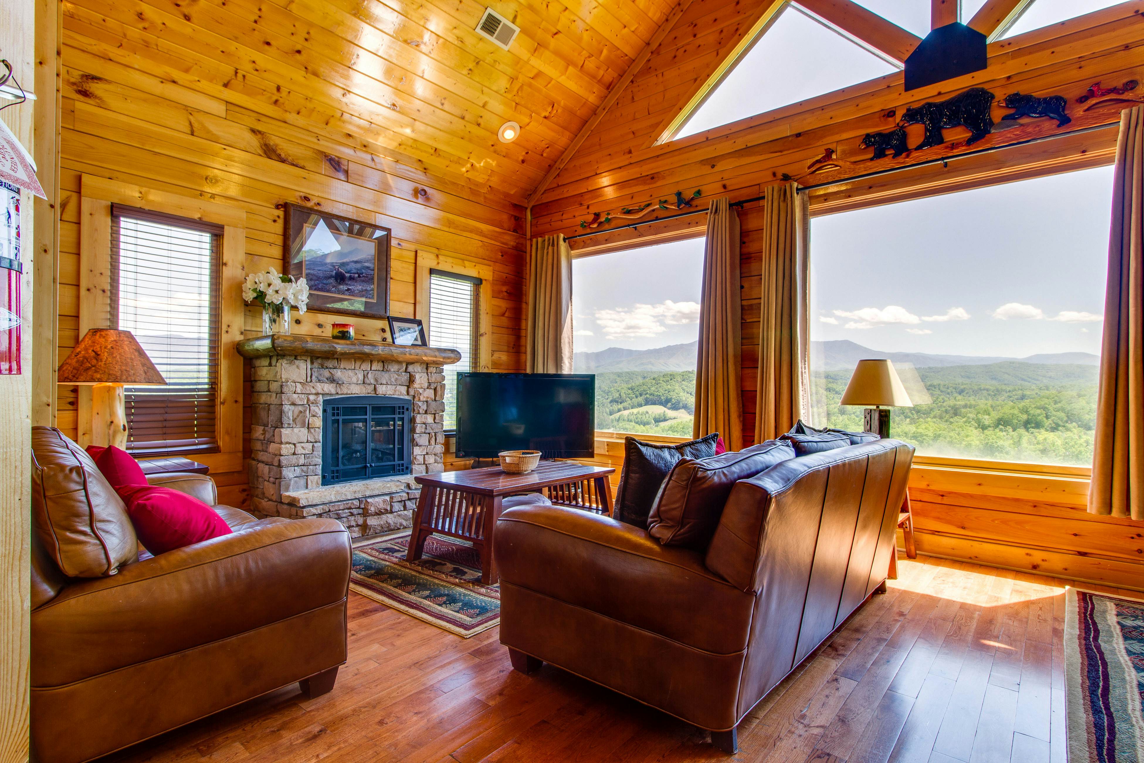 Cabin w/ amazing views, sauna, pool & private hot tub + free attraction tickets