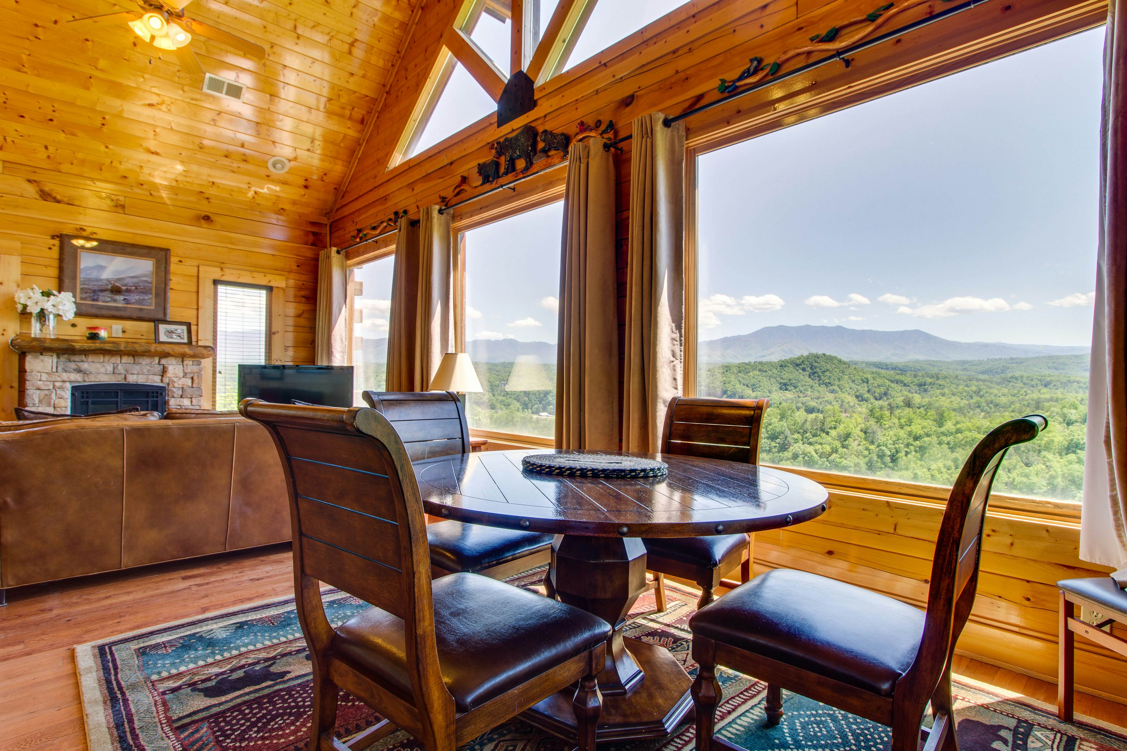 Cabin w/ amazing views, sauna, pool & private hot tub + free attraction tickets