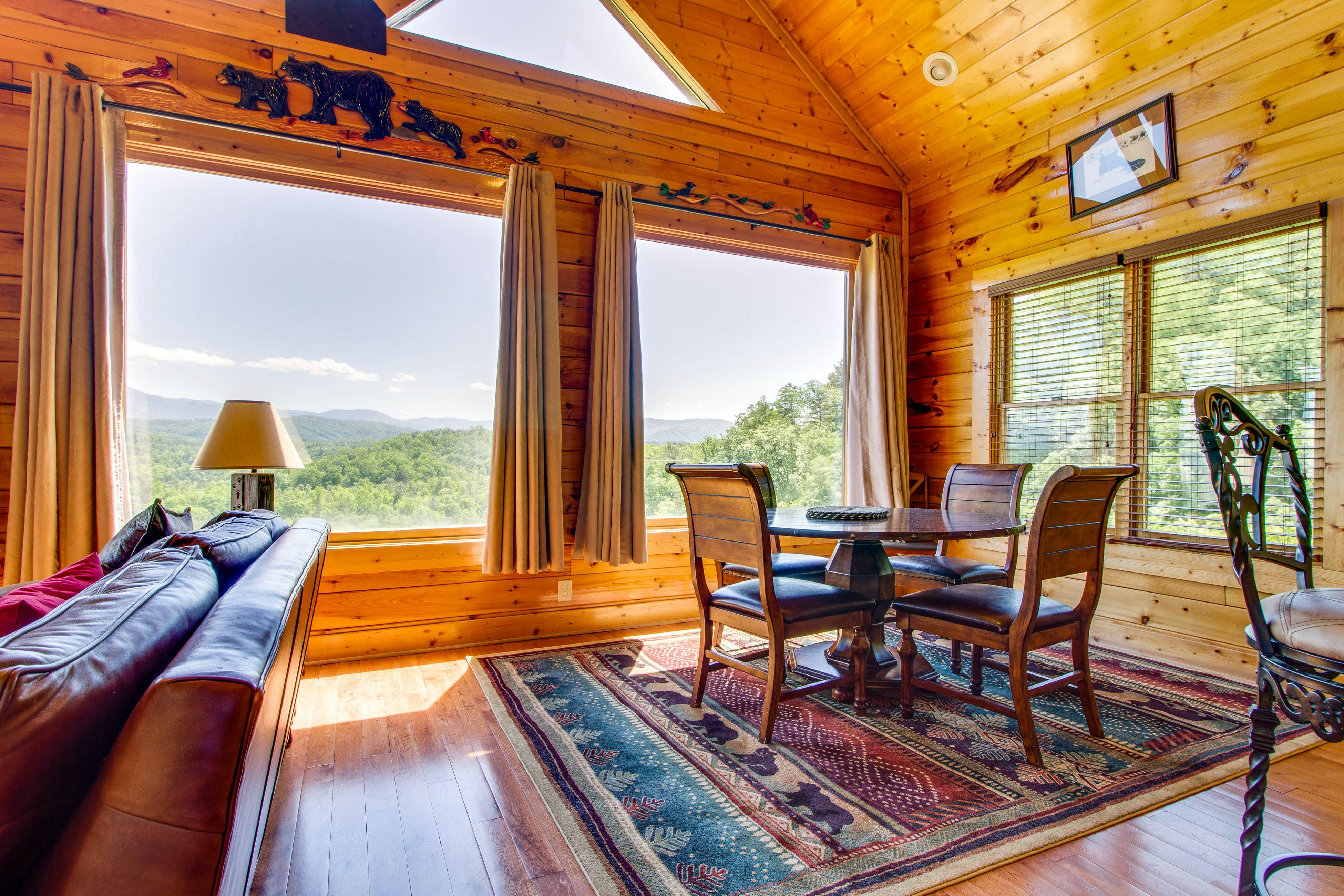 Cabin w/ amazing views, sauna, pool & private hot tub + free attraction tickets
