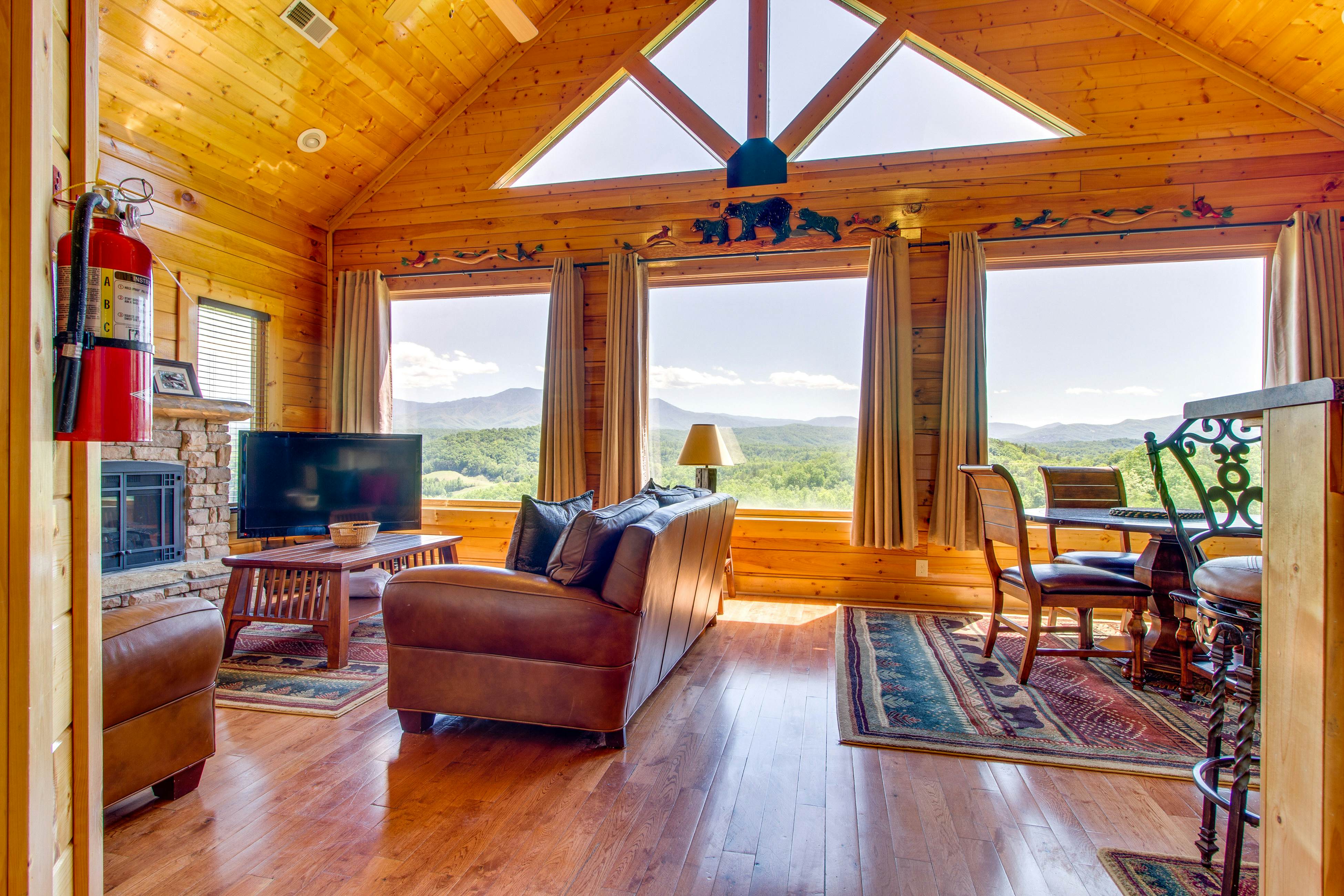 Cabin w/ amazing views, sauna, pool & private hot tub + free attraction tickets