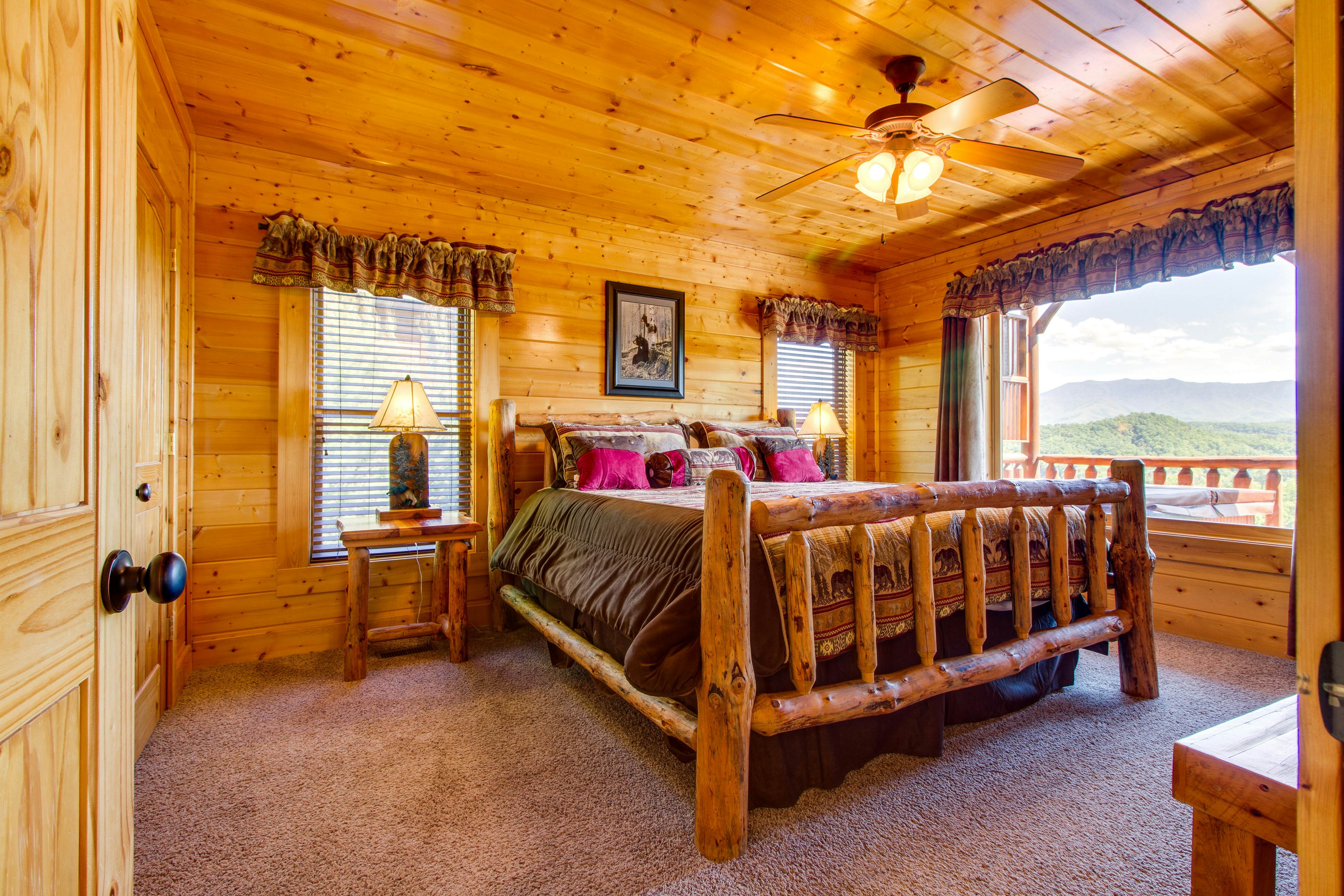 Cabin w/ amazing views, sauna, pool & private hot tub + free attraction tickets