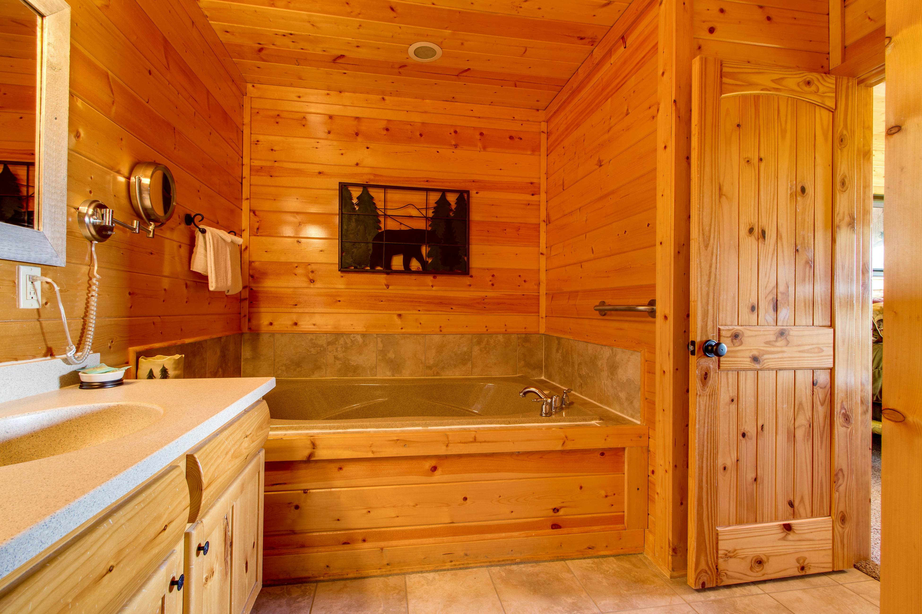 Cabin w/ amazing views, sauna, pool & private hot tub + free attraction tickets