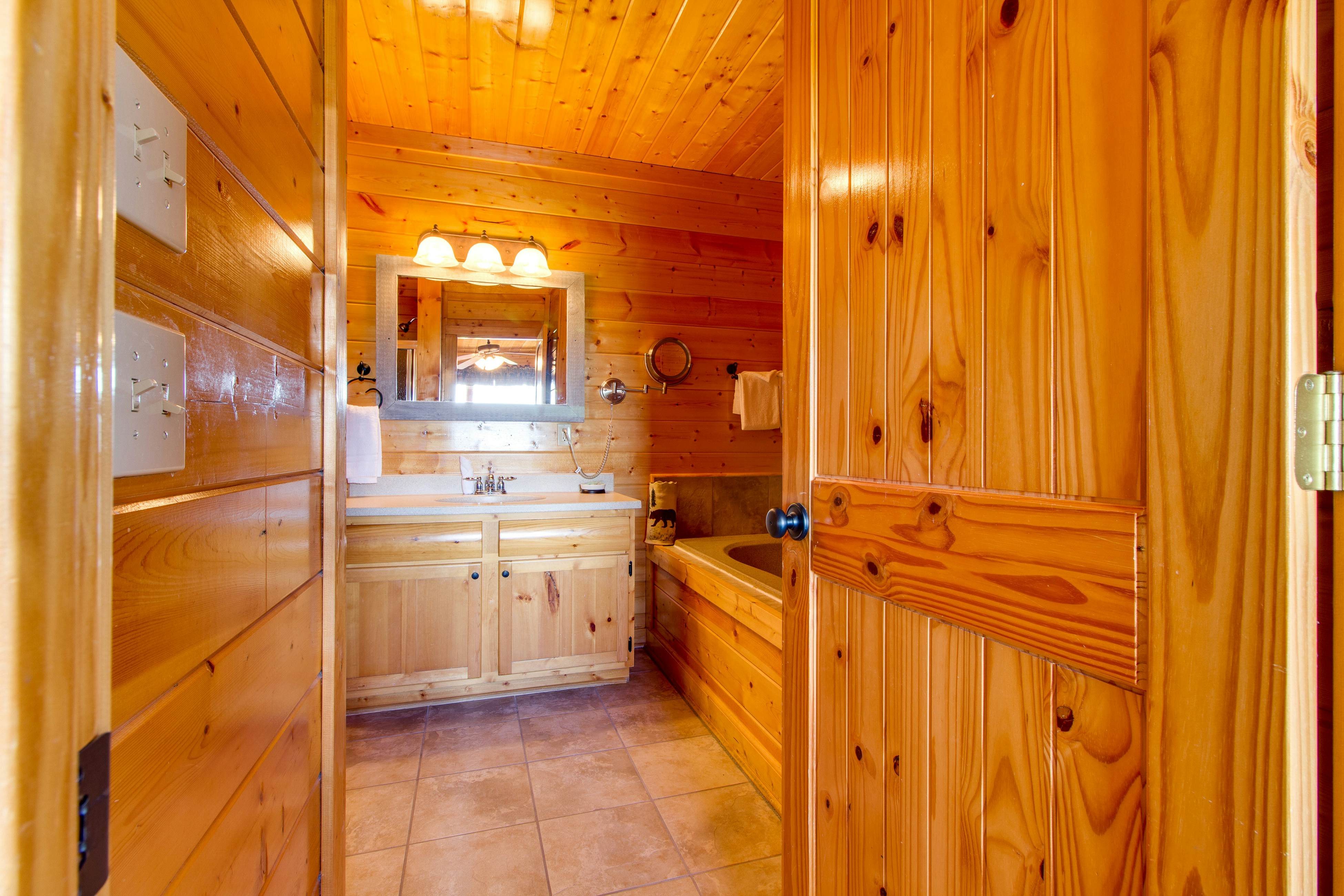 Cabin w/ amazing views, sauna, pool & private hot tub + free attraction tickets