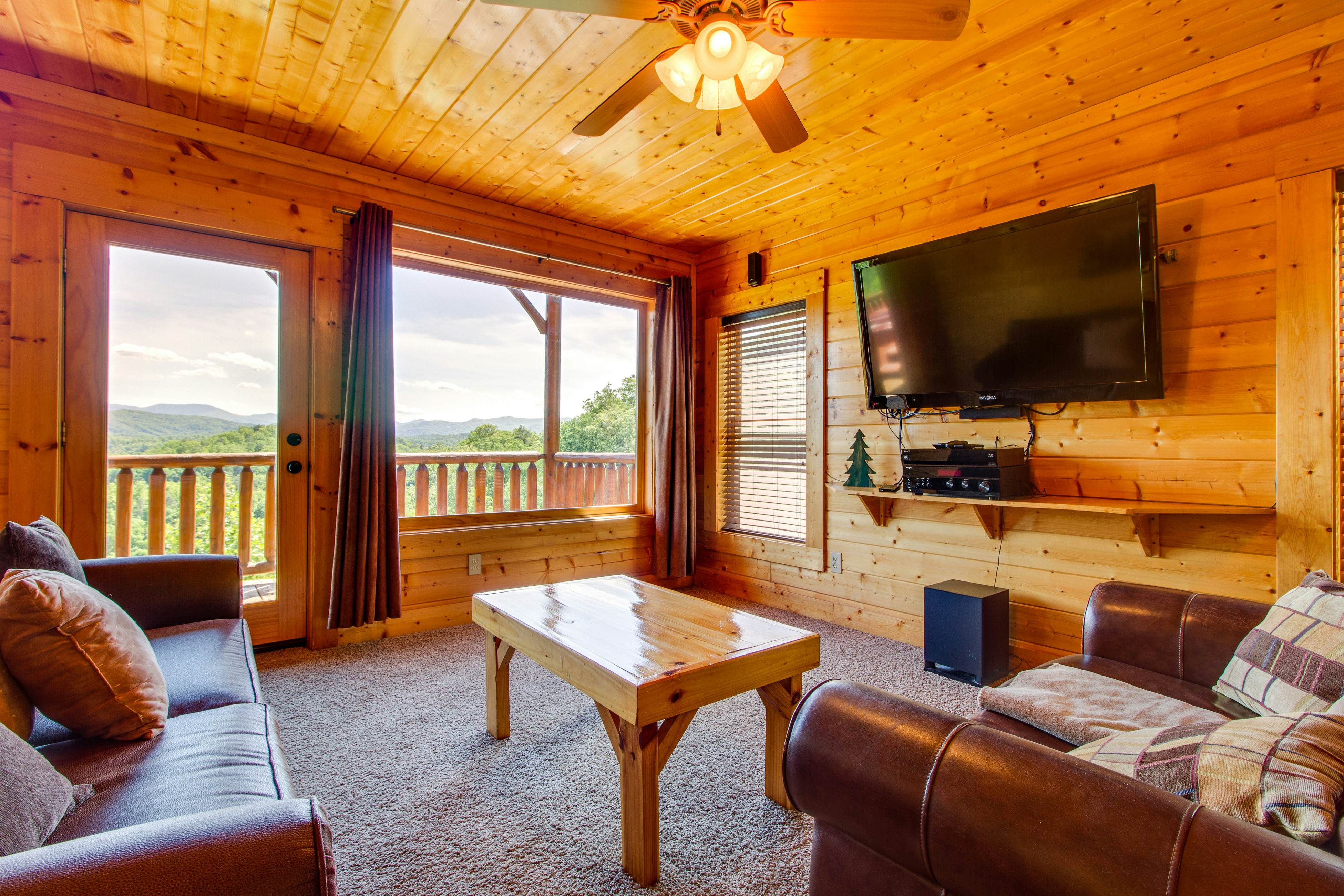 Cabin w/ amazing views, sauna, pool & private hot tub + free attraction tickets