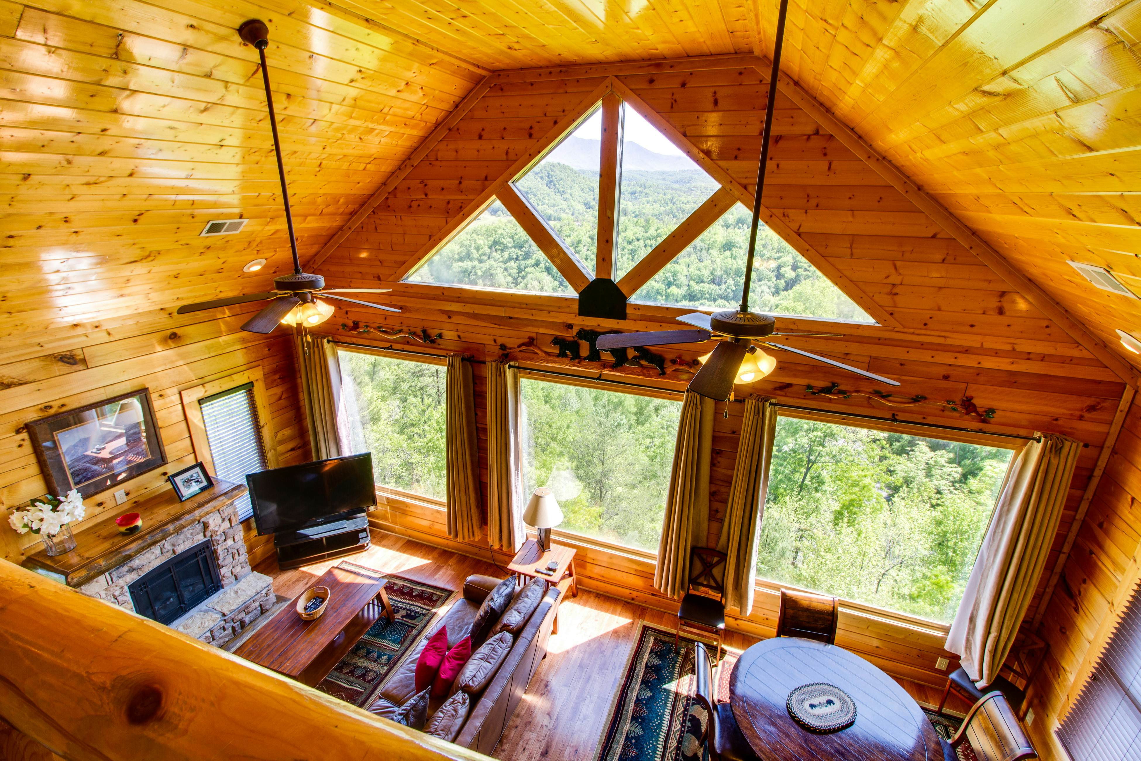 Cabin w/ amazing views, sauna, pool & private hot tub + free attraction tickets