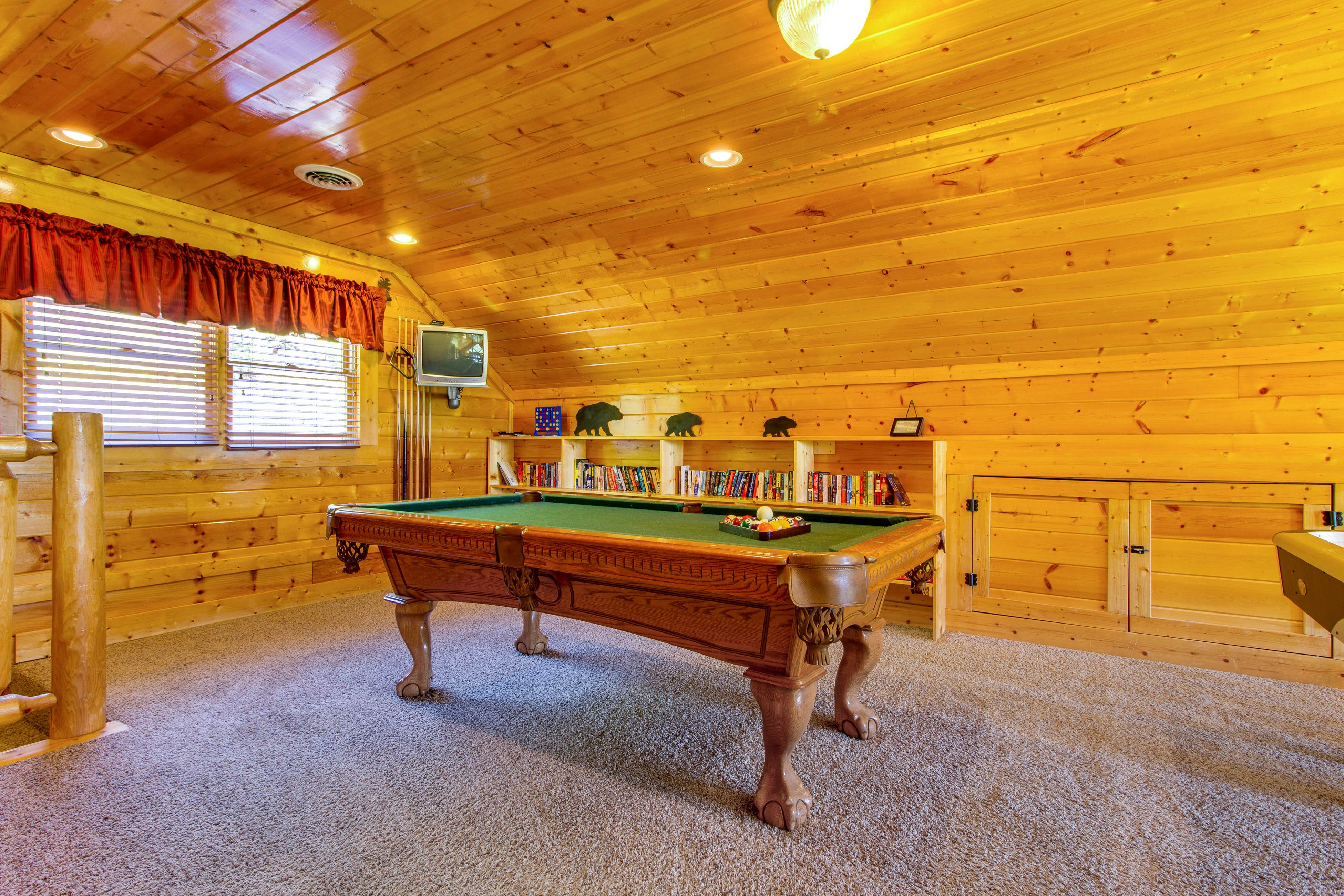 Cabin w/ amazing views, sauna, pool & private hot tub + free attraction tickets