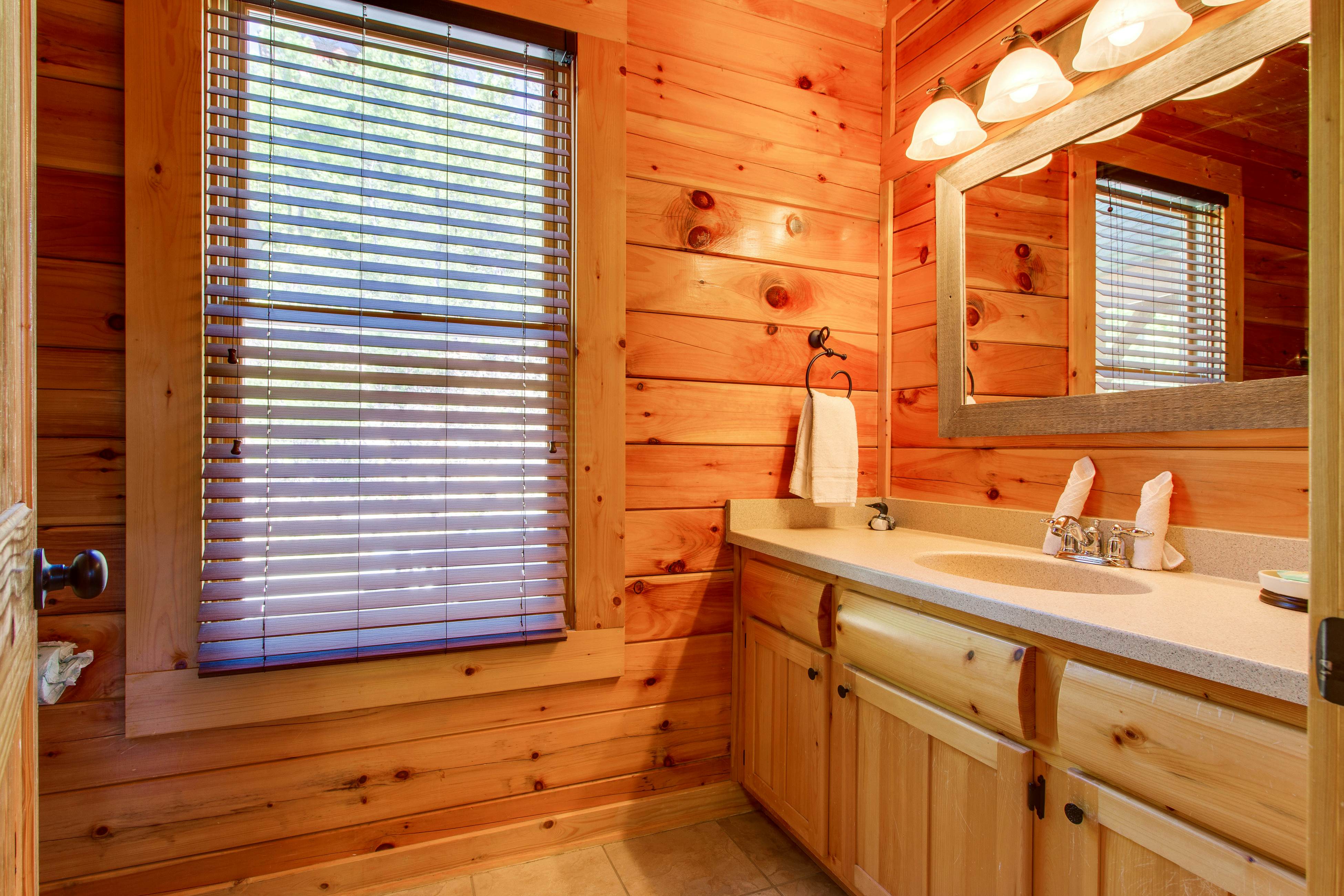 Cabin w/ amazing views, sauna, pool & private hot tub + free attraction tickets