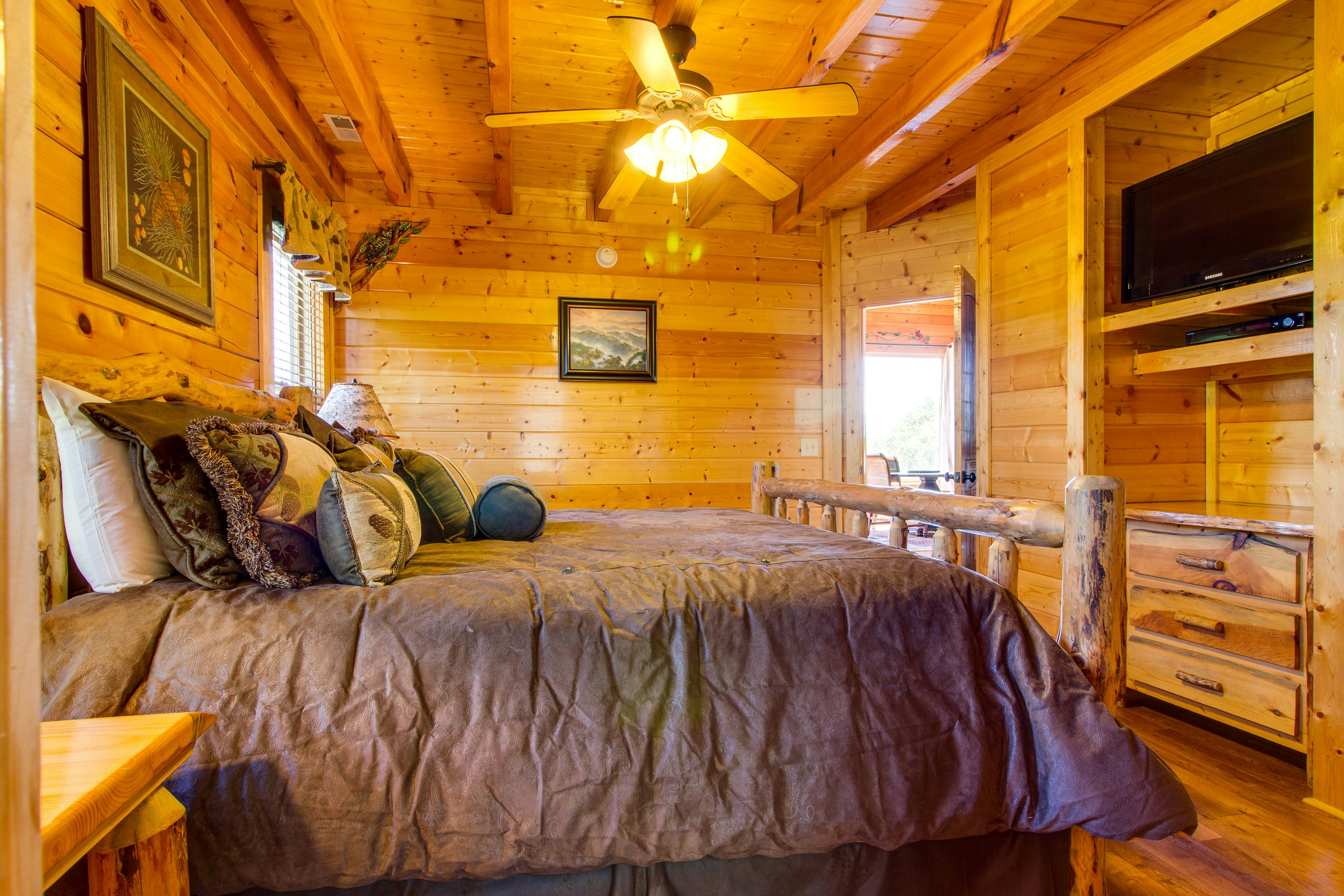 Cabin w/ amazing views, sauna, pool & private hot tub + free attraction tickets