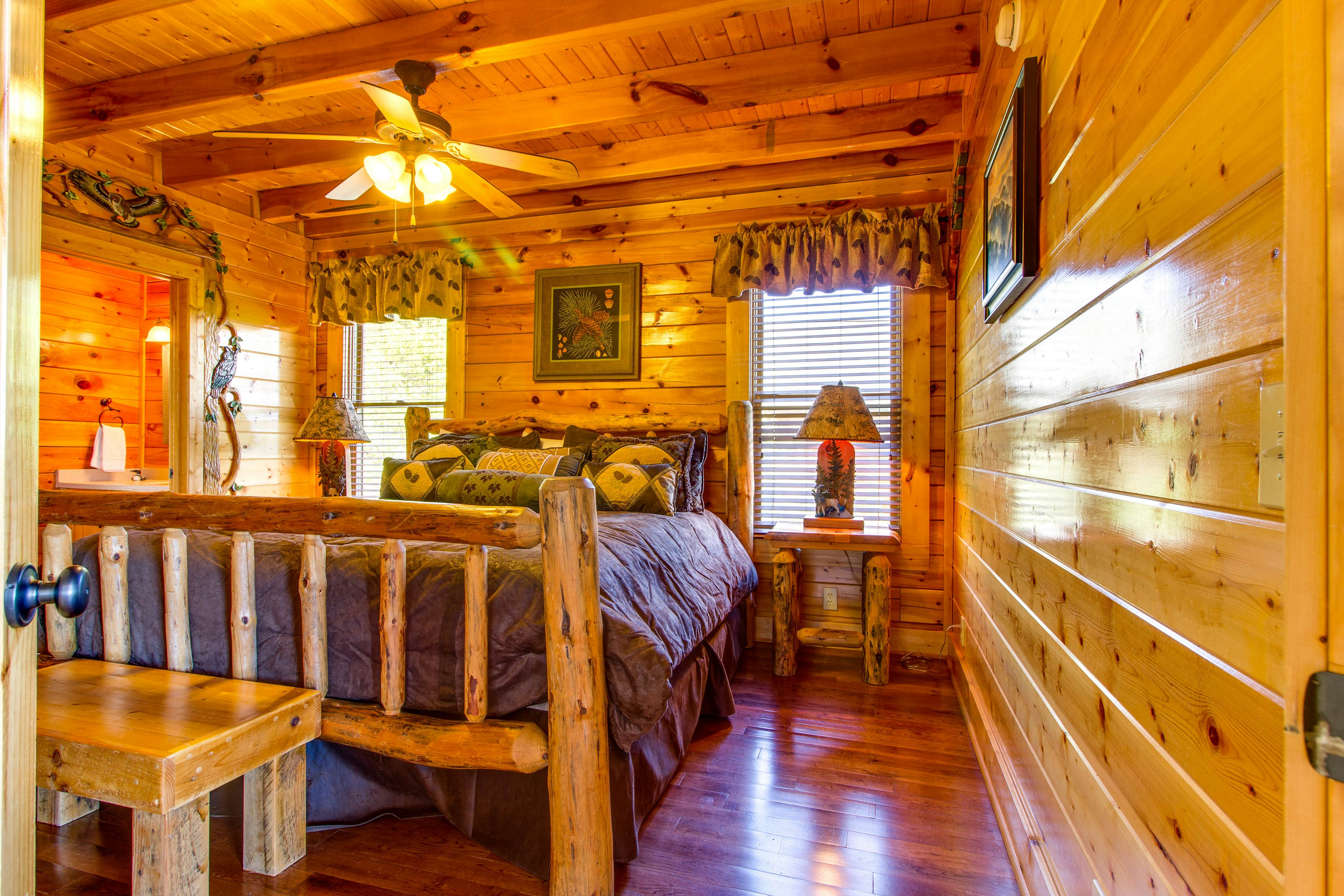 Cabin w/ amazing views, sauna, pool & private hot tub + free attraction tickets
