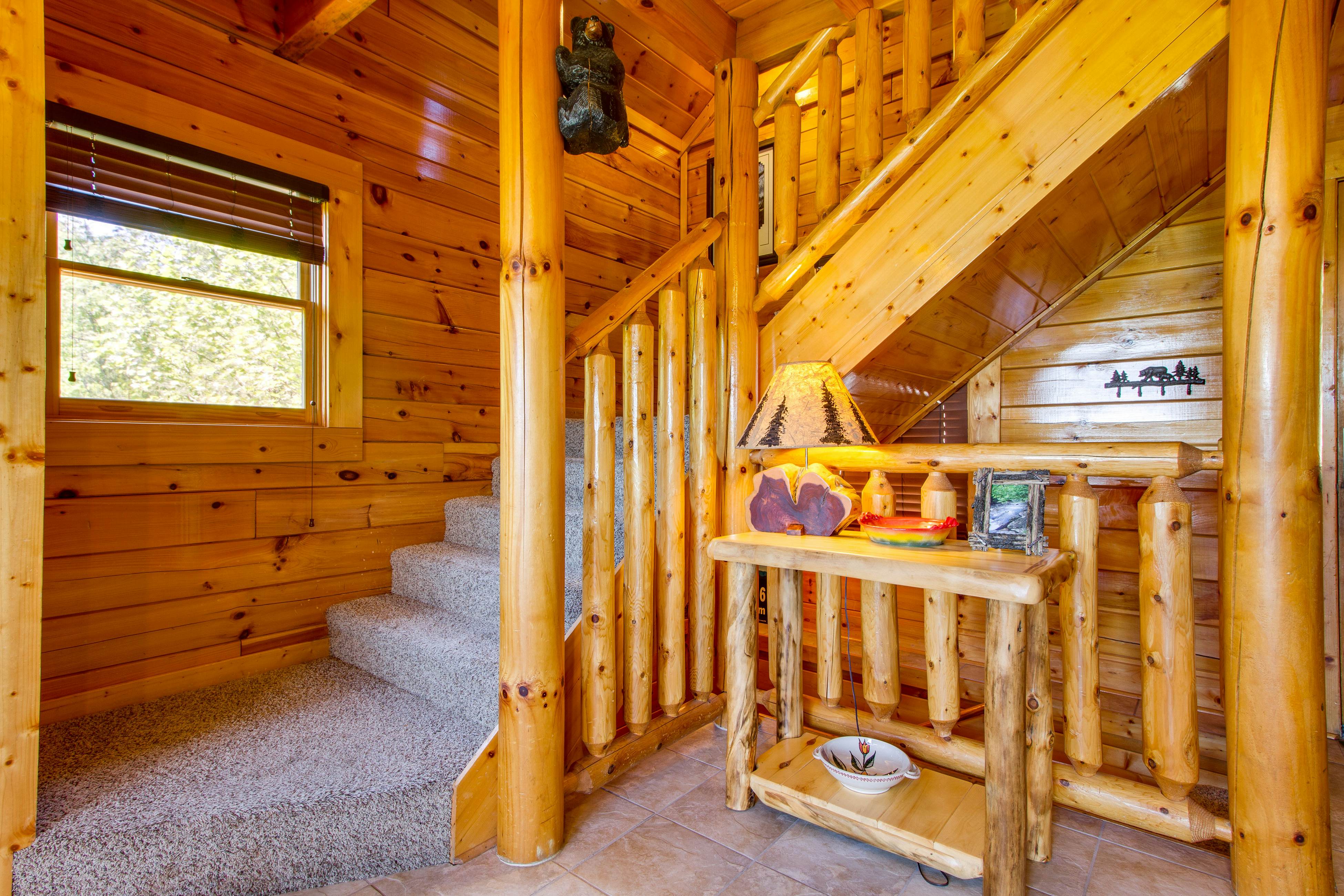 Cabin w/ amazing views, sauna, pool & private hot tub + free attraction tickets