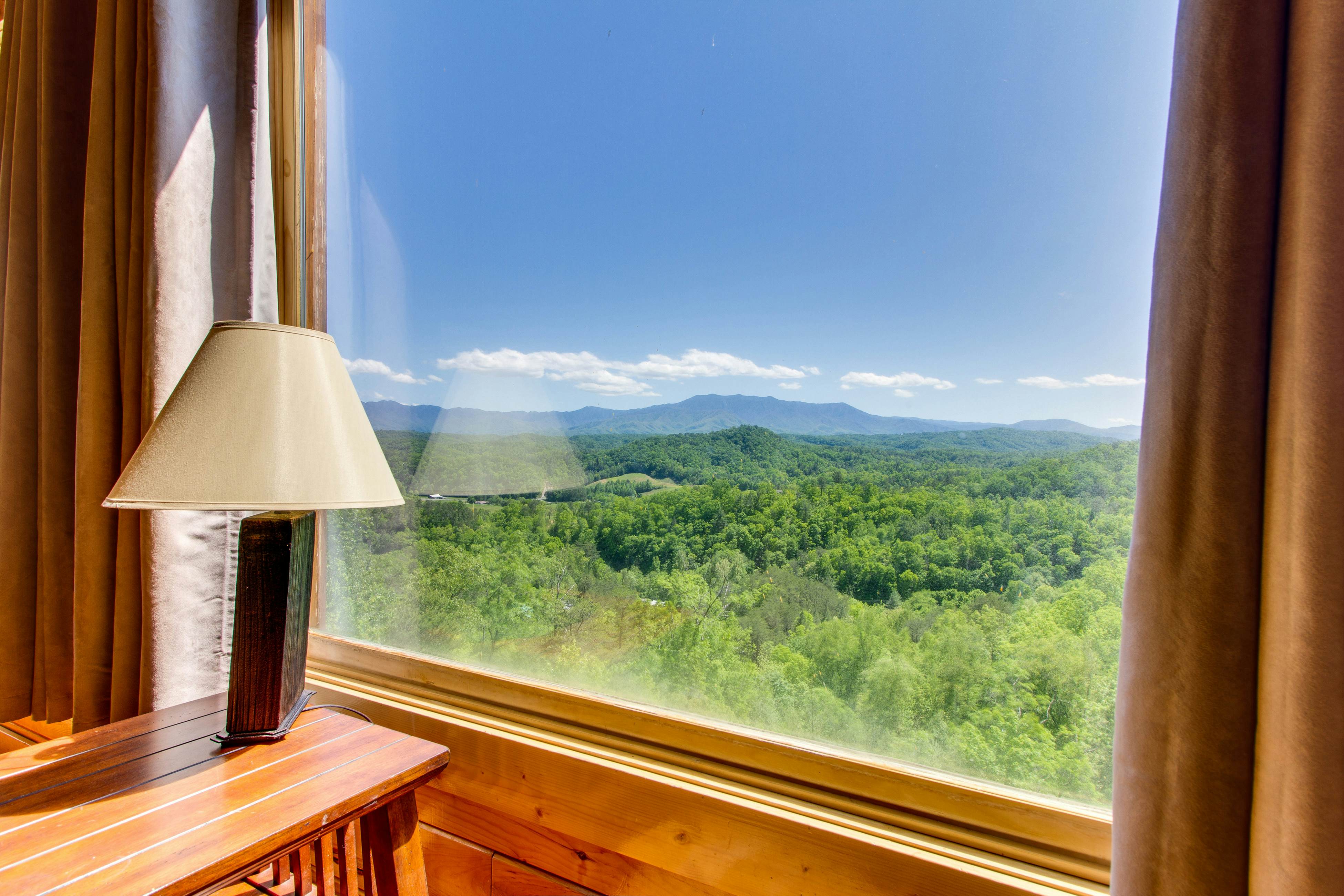 Cabin w/ amazing views, sauna, pool & private hot tub + free attraction tickets