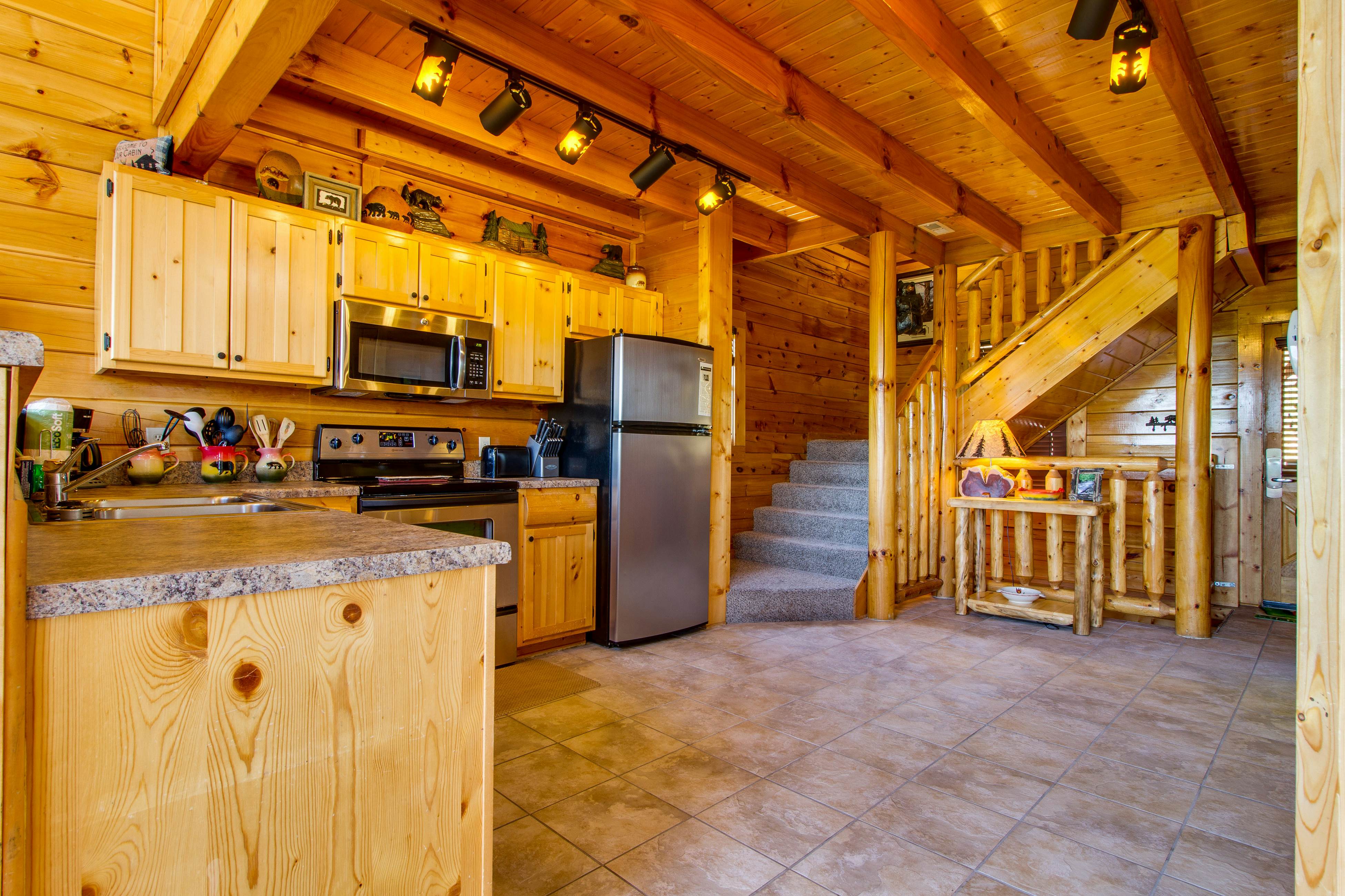 Cabin w/ amazing views, sauna, pool & private hot tub + free attraction tickets