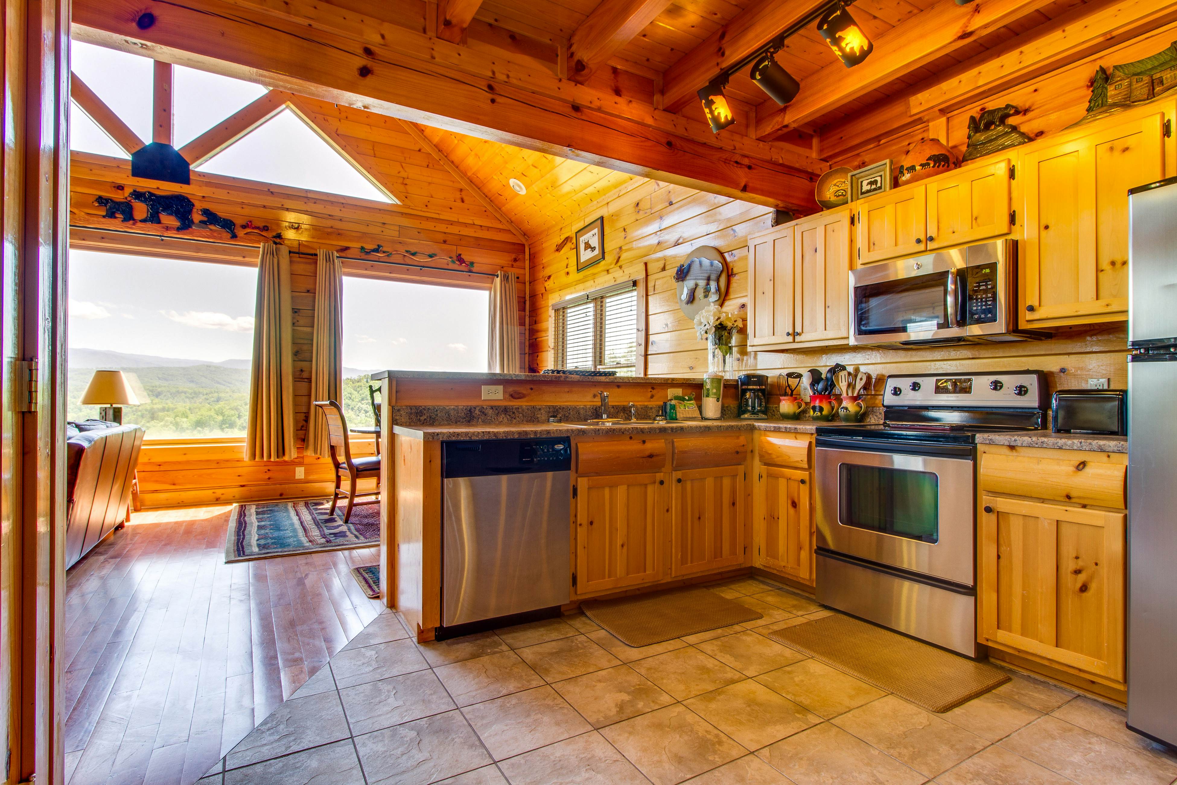 Cabin w/ amazing views, sauna, pool & private hot tub + free attraction tickets