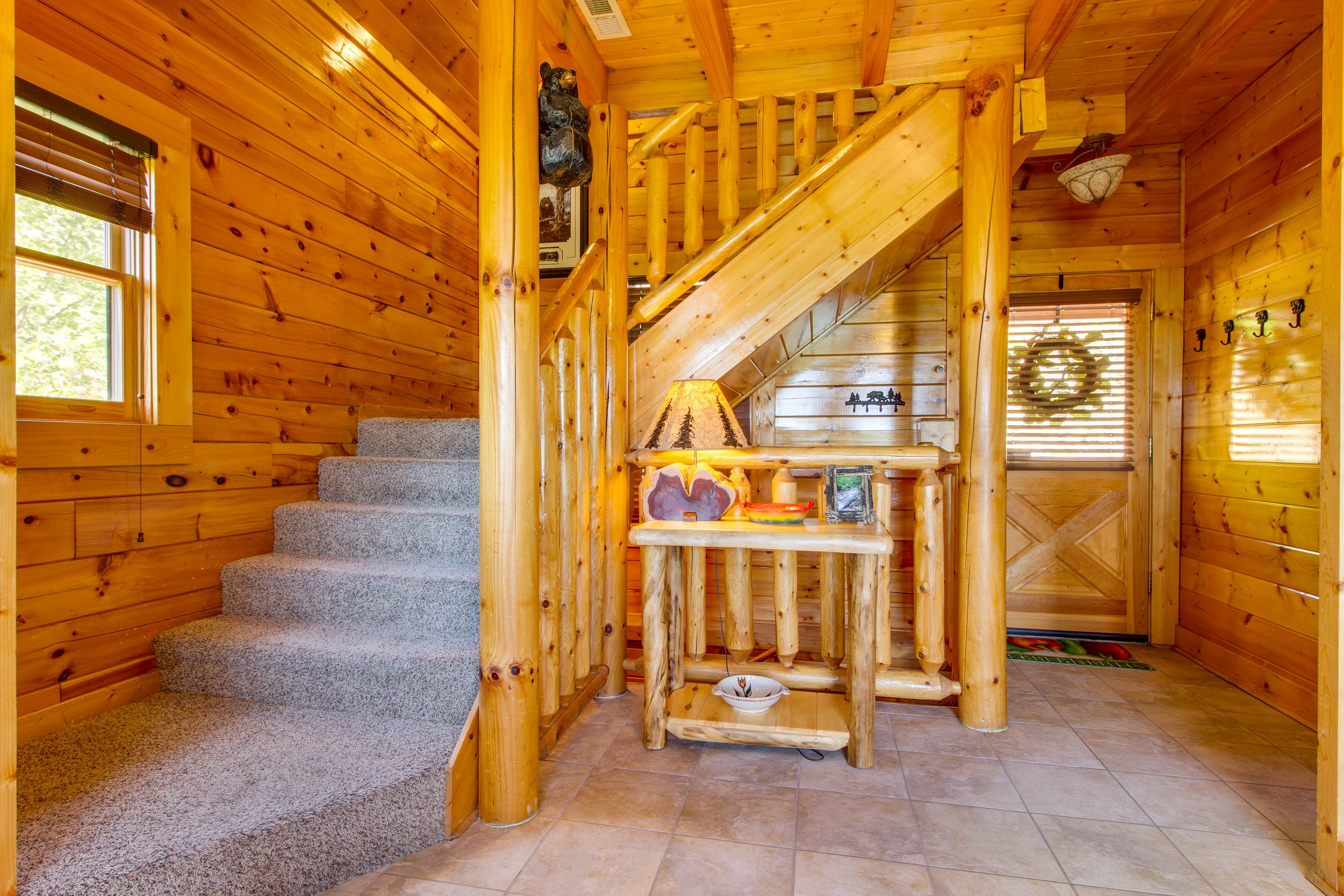 Cabin w/ amazing views, sauna, pool & private hot tub + free attraction tickets