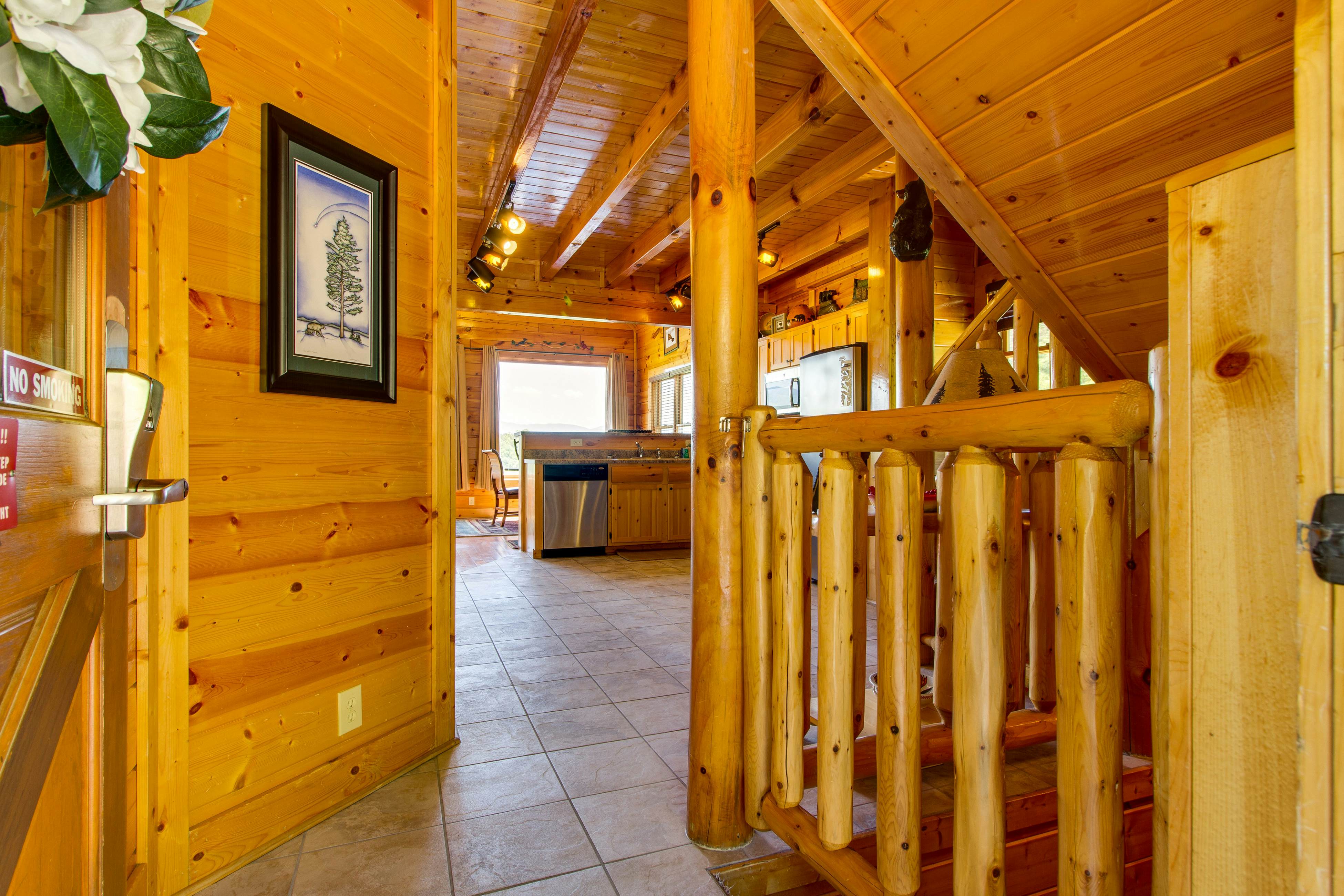 Cabin w/ amazing views, sauna, pool & private hot tub + free attraction tickets
