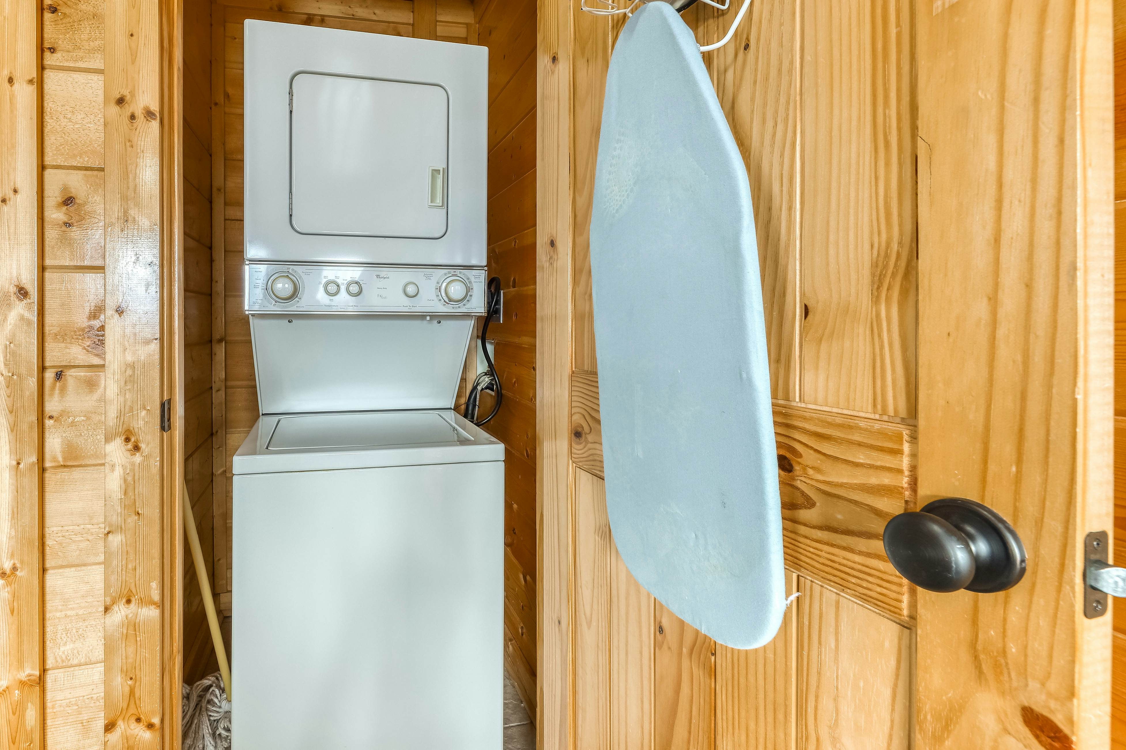 Cabin w/ amazing views, sauna, pool & private hot tub + free attraction tickets