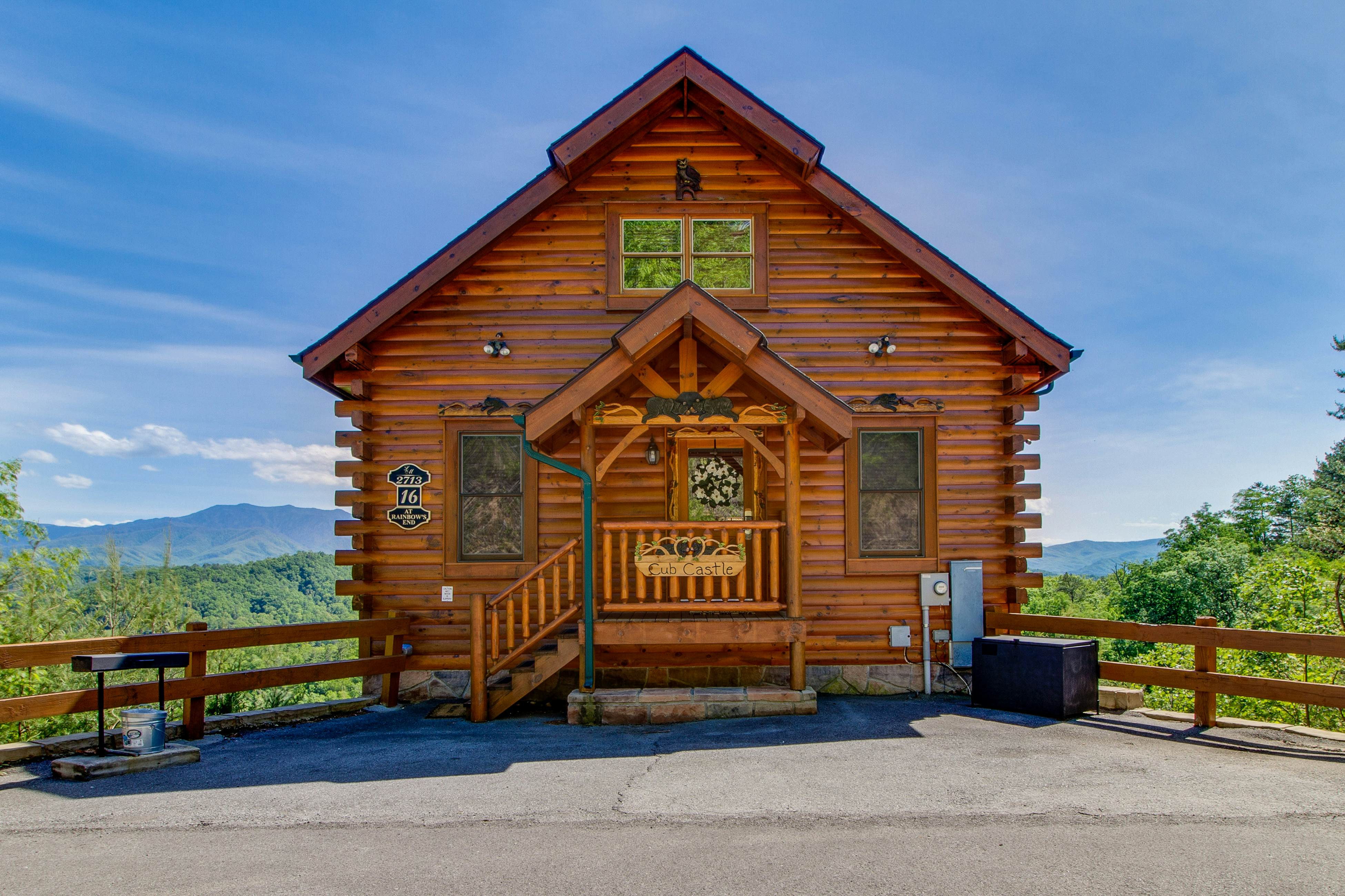 Cabin w/ amazing views, sauna, pool & private hot tub + free attraction tickets