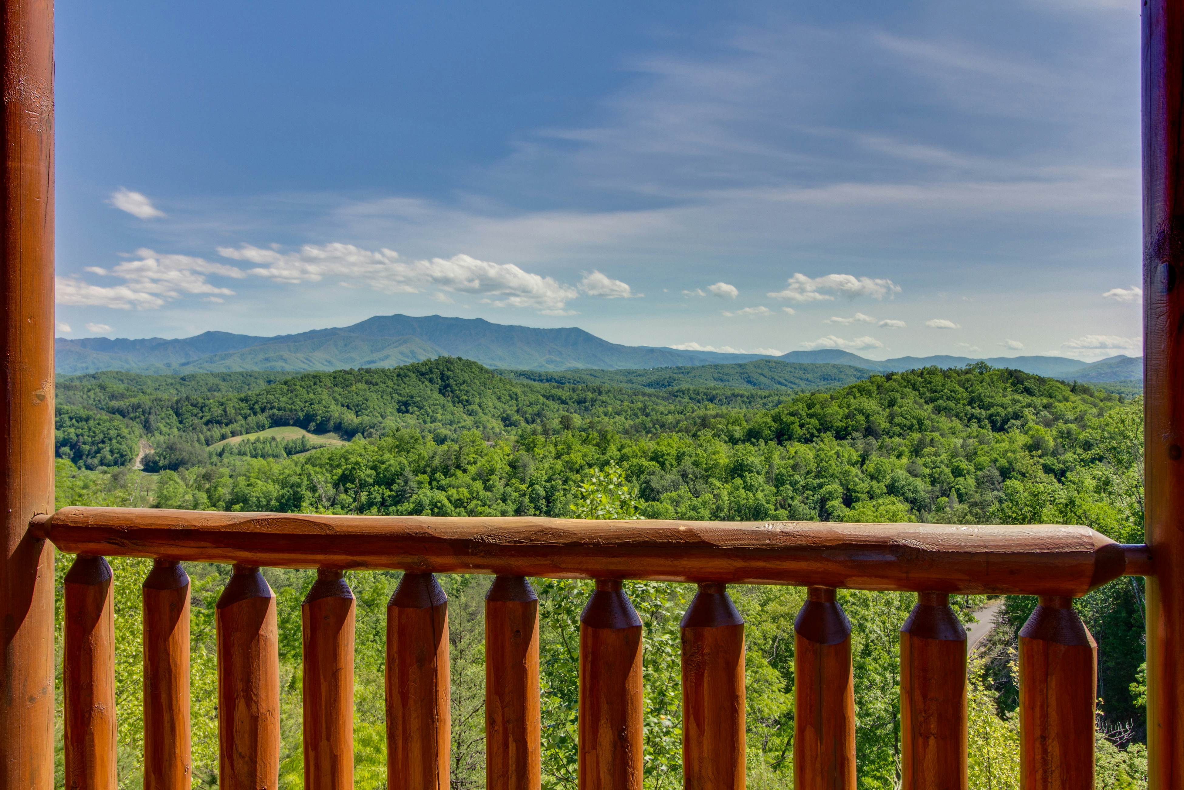 Cabin w/ amazing views, sauna, pool & private hot tub + free attraction tickets
