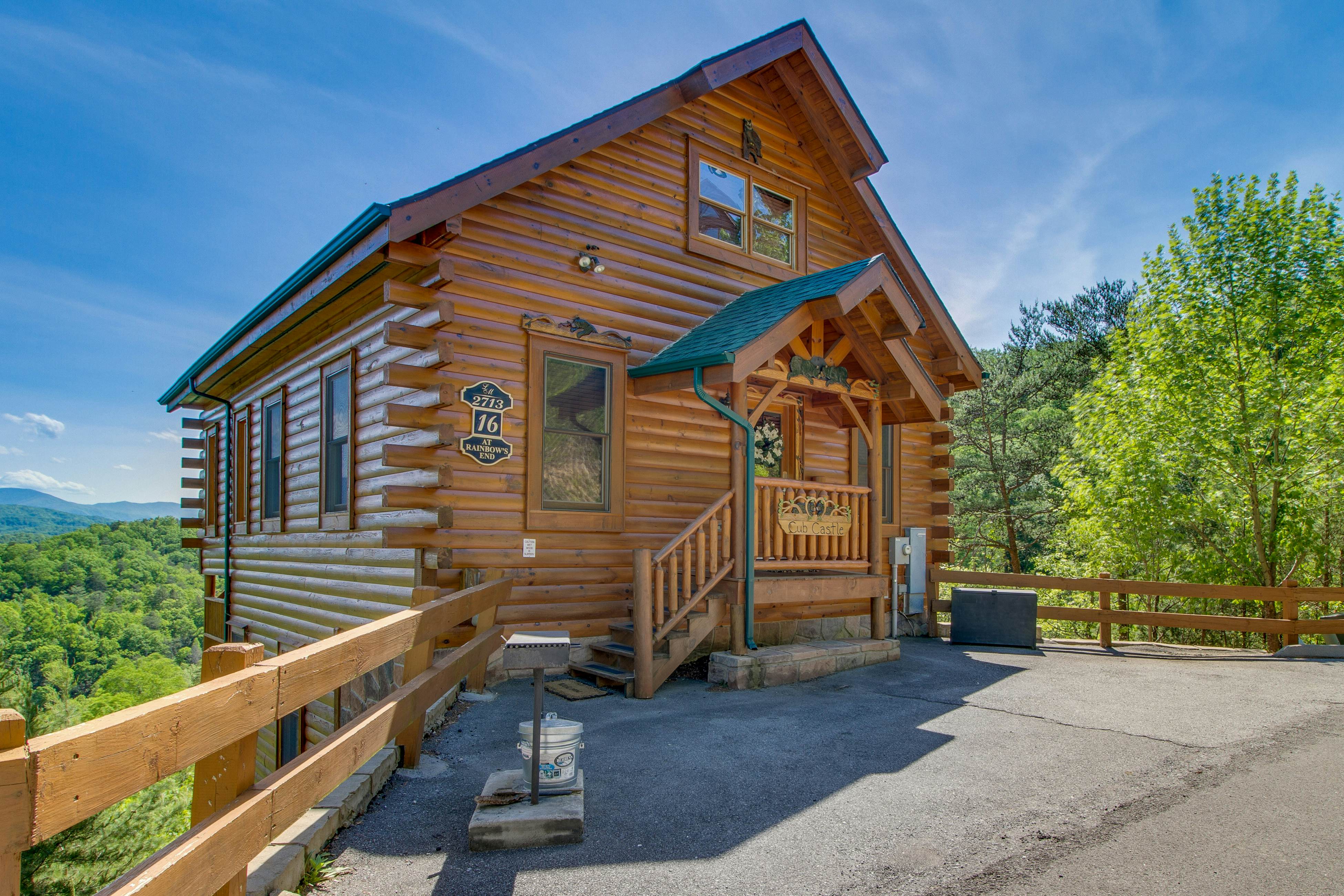 Cabin w/ amazing views, sauna, pool & private hot tub + free attraction tickets