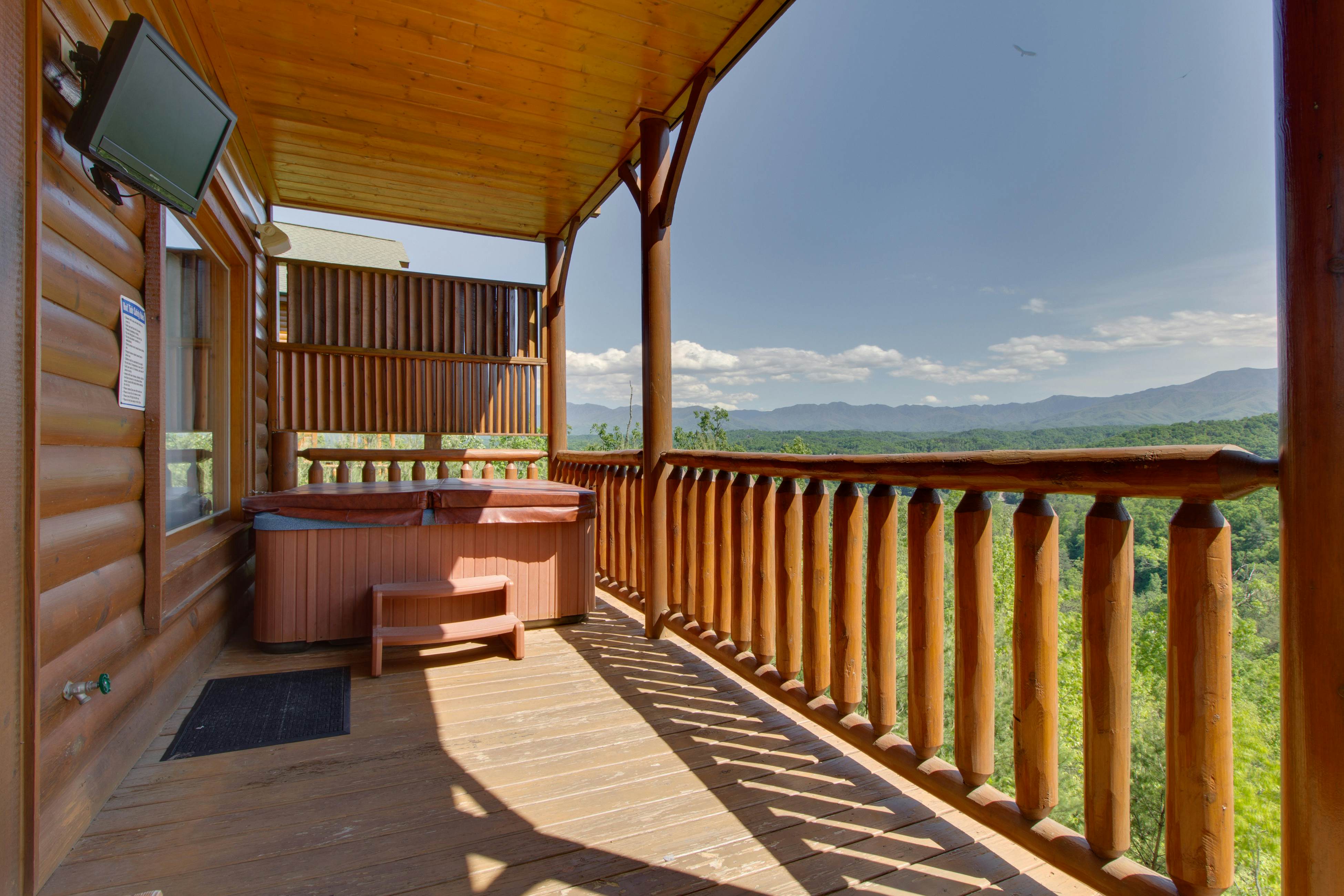 Cabin w/ amazing views, sauna, pool & private hot tub + free attraction tickets