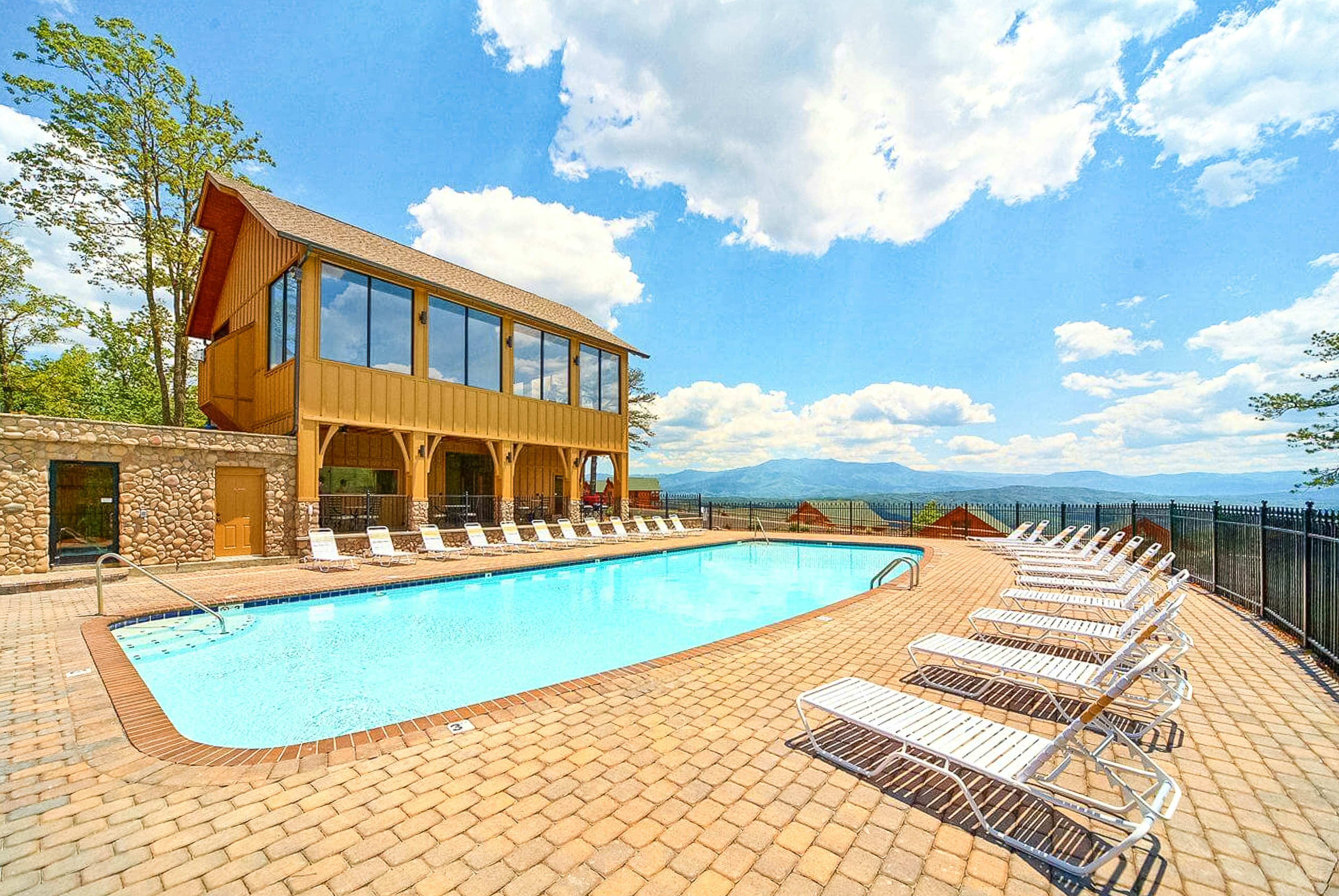 Cabin w/ amazing views, sauna, pool & private hot tub + free attraction tickets
