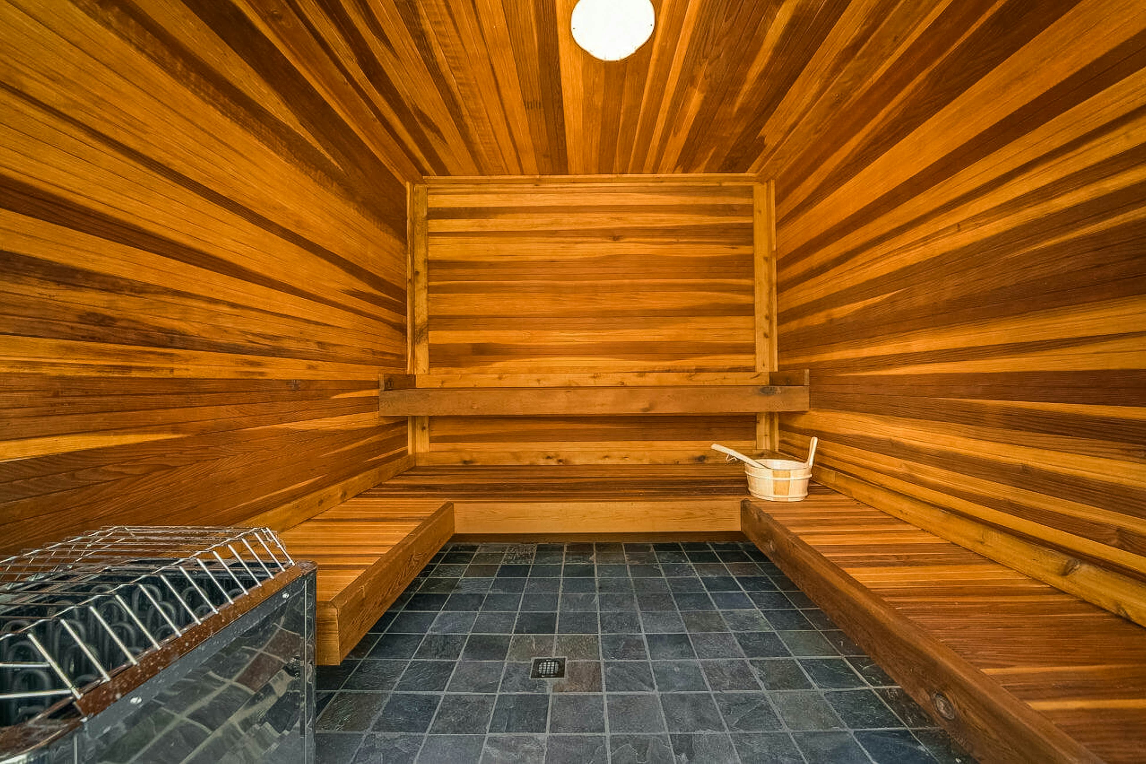 Cabin w/ amazing views, sauna, pool & private hot tub + free attraction tickets