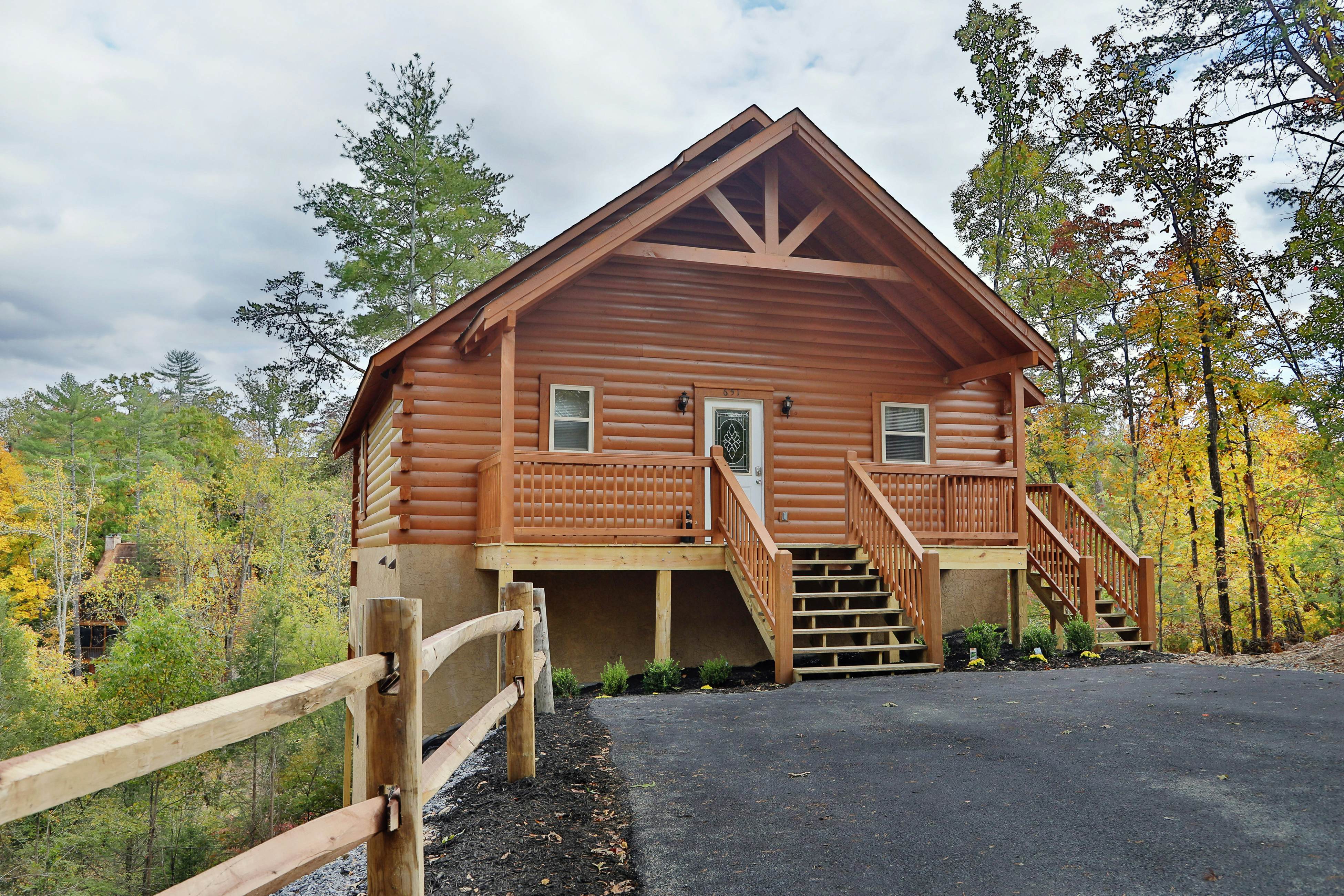 Cabin w/ Free Attraction Tickets, Hot Tub, Theater Room, Pool Table & Decks