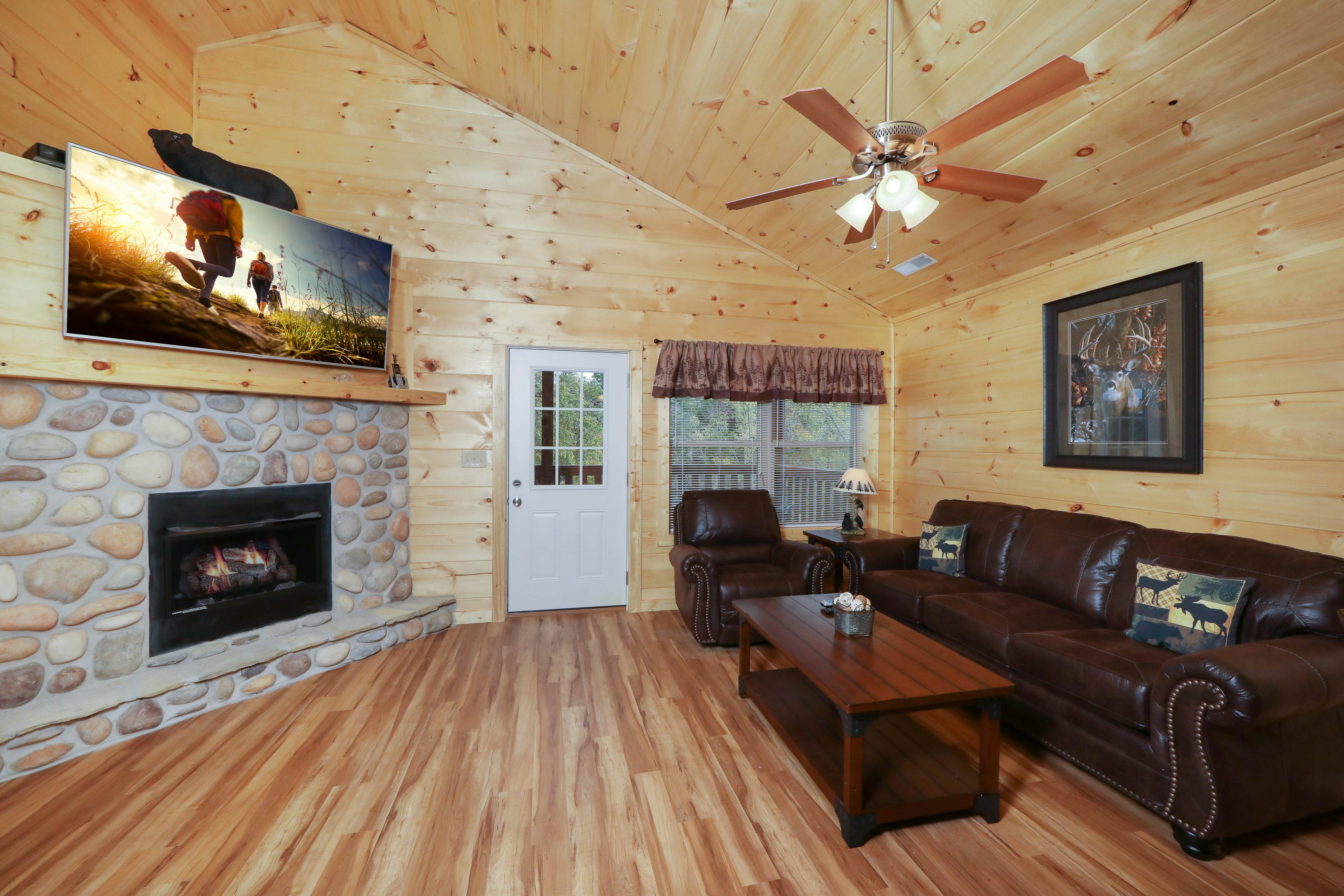 Cozy Cabin, Sleep 8・Theater Room・Pool Table・Deck