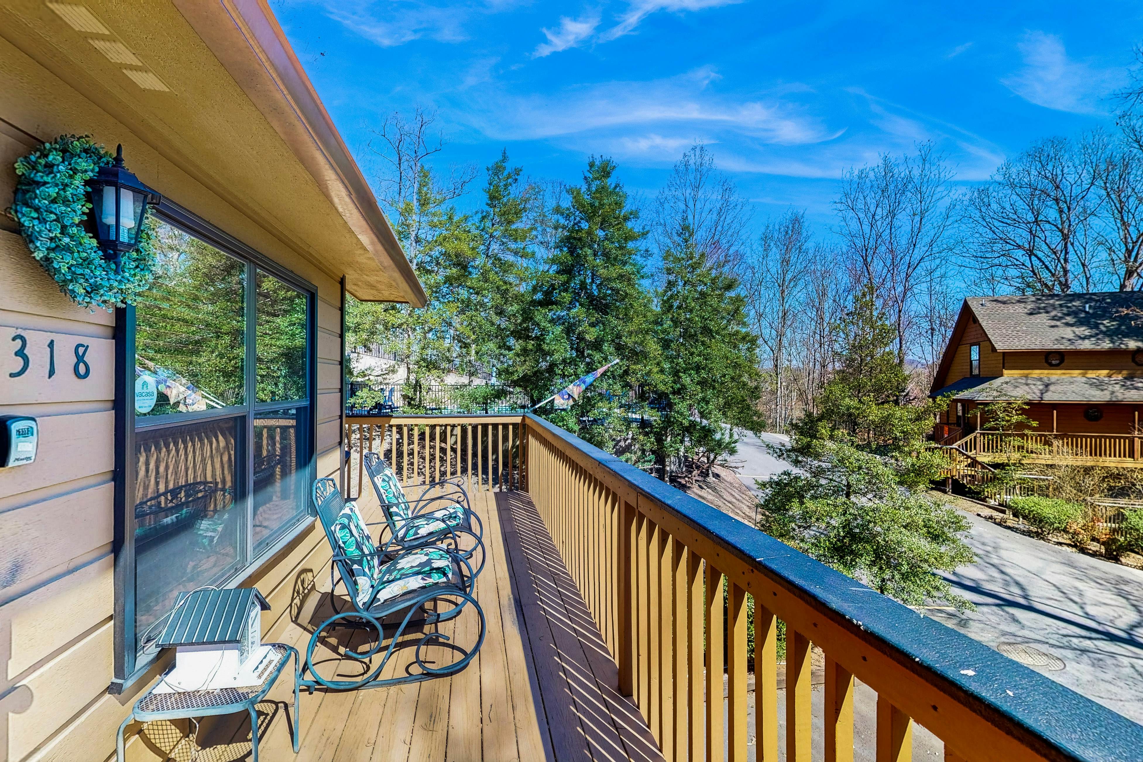 Charming Cabin, Sleep 5・Hot Tub・Arcade・Shared Pool