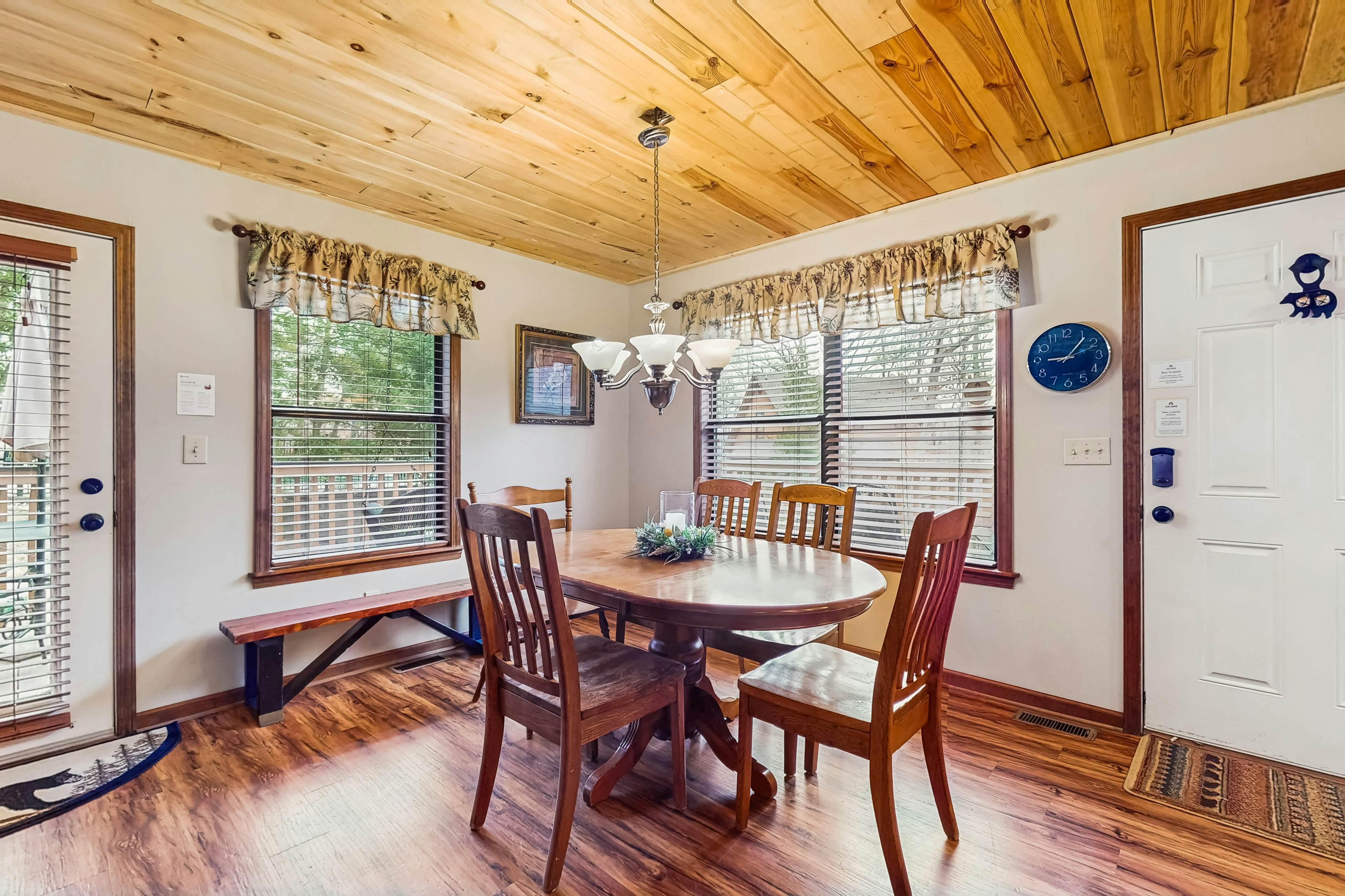 Charming Cabin, Sleep 5・Hot Tub・Arcade・Shared Pool