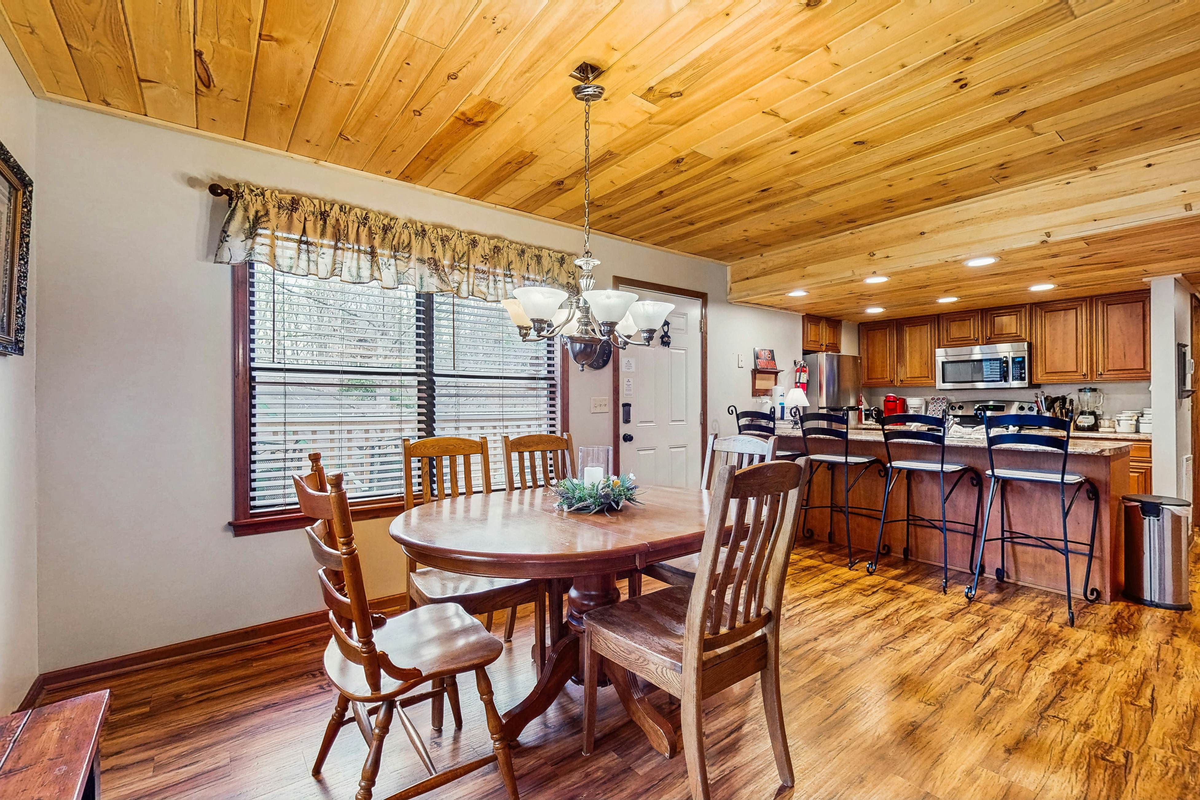 Charming Cabin, Sleep 5・Hot Tub・Arcade・Shared Pool