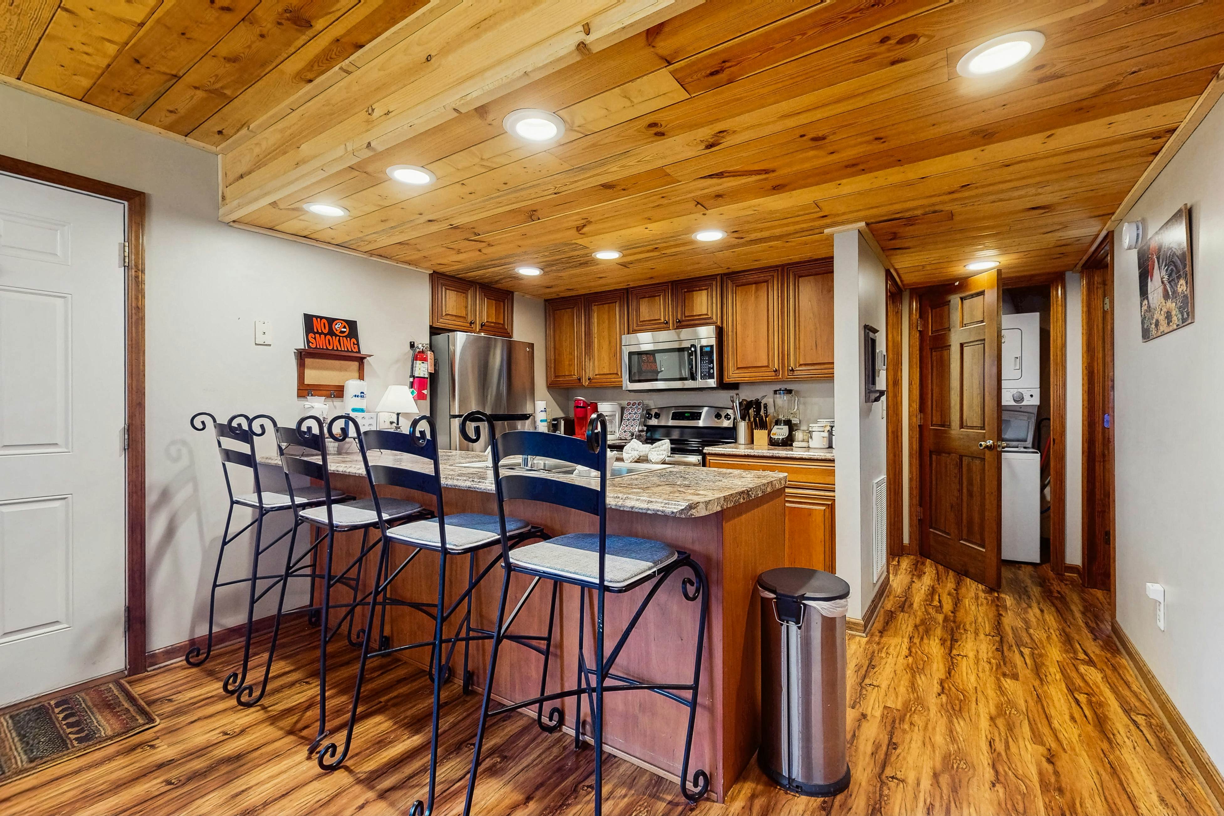 Charming Cabin, Sleep 5・Hot Tub・Arcade・Shared Pool