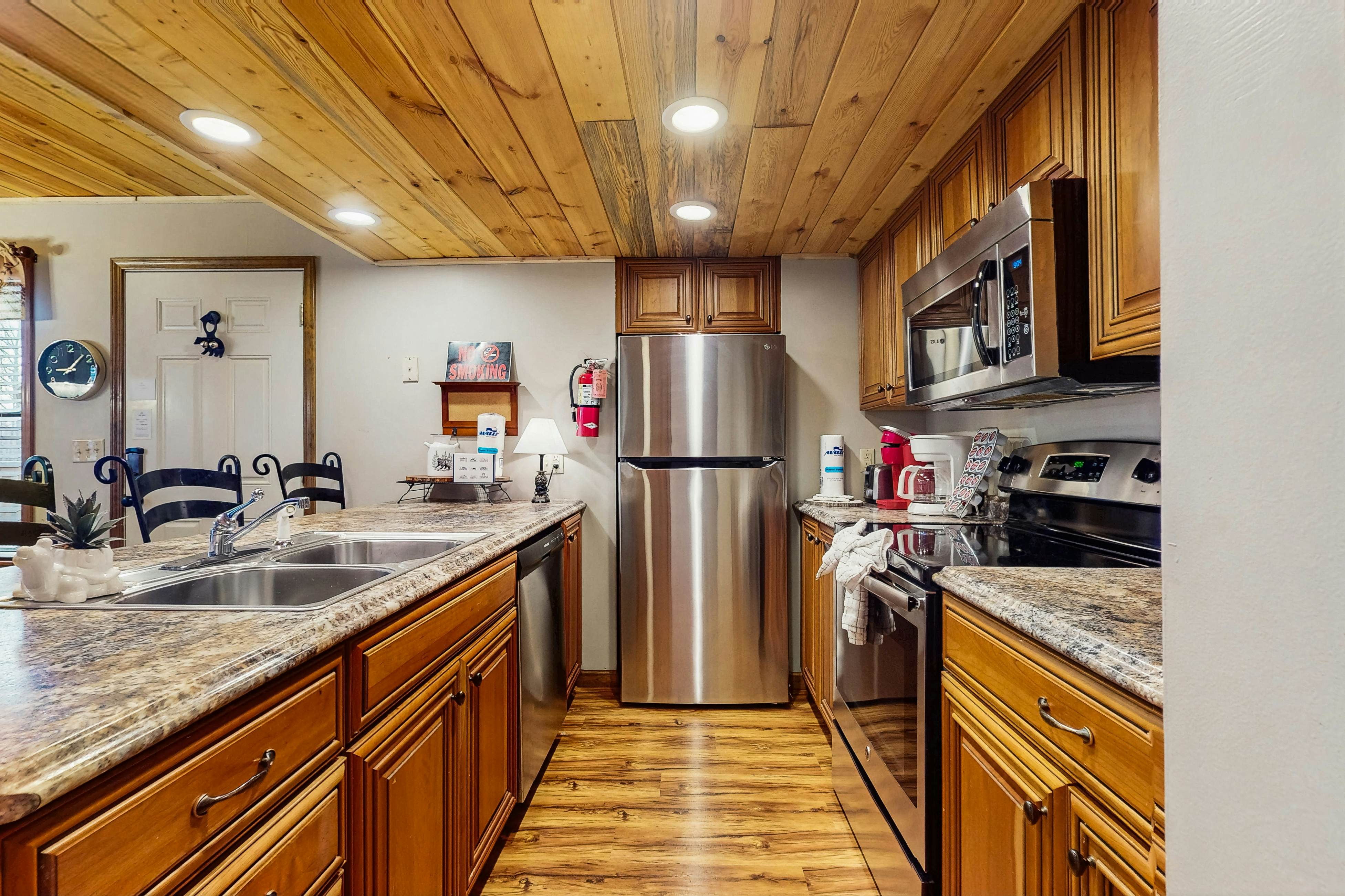 Charming Cabin, Sleep 5・Hot Tub・Arcade・Shared Pool