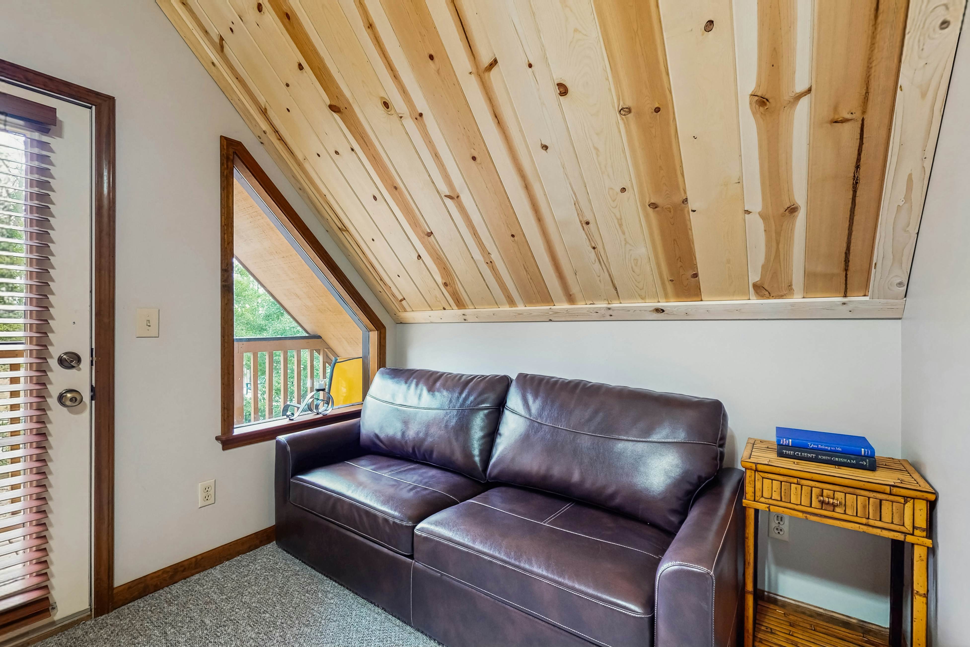 Charming Cabin, Sleep 5・Hot Tub・Arcade・Shared Pool