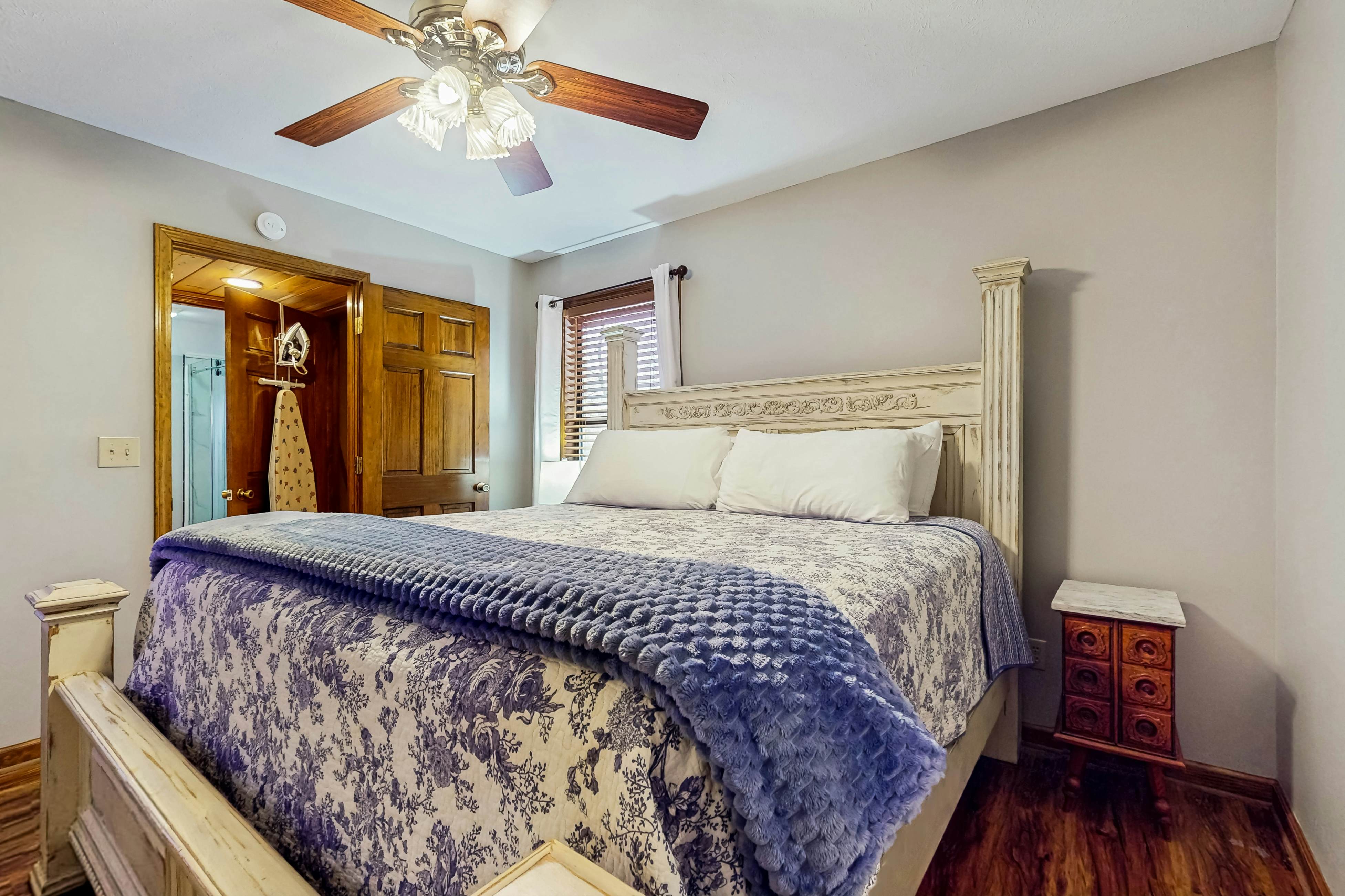 Charming Cabin, Sleep 5・Hot Tub・Arcade・Shared Pool