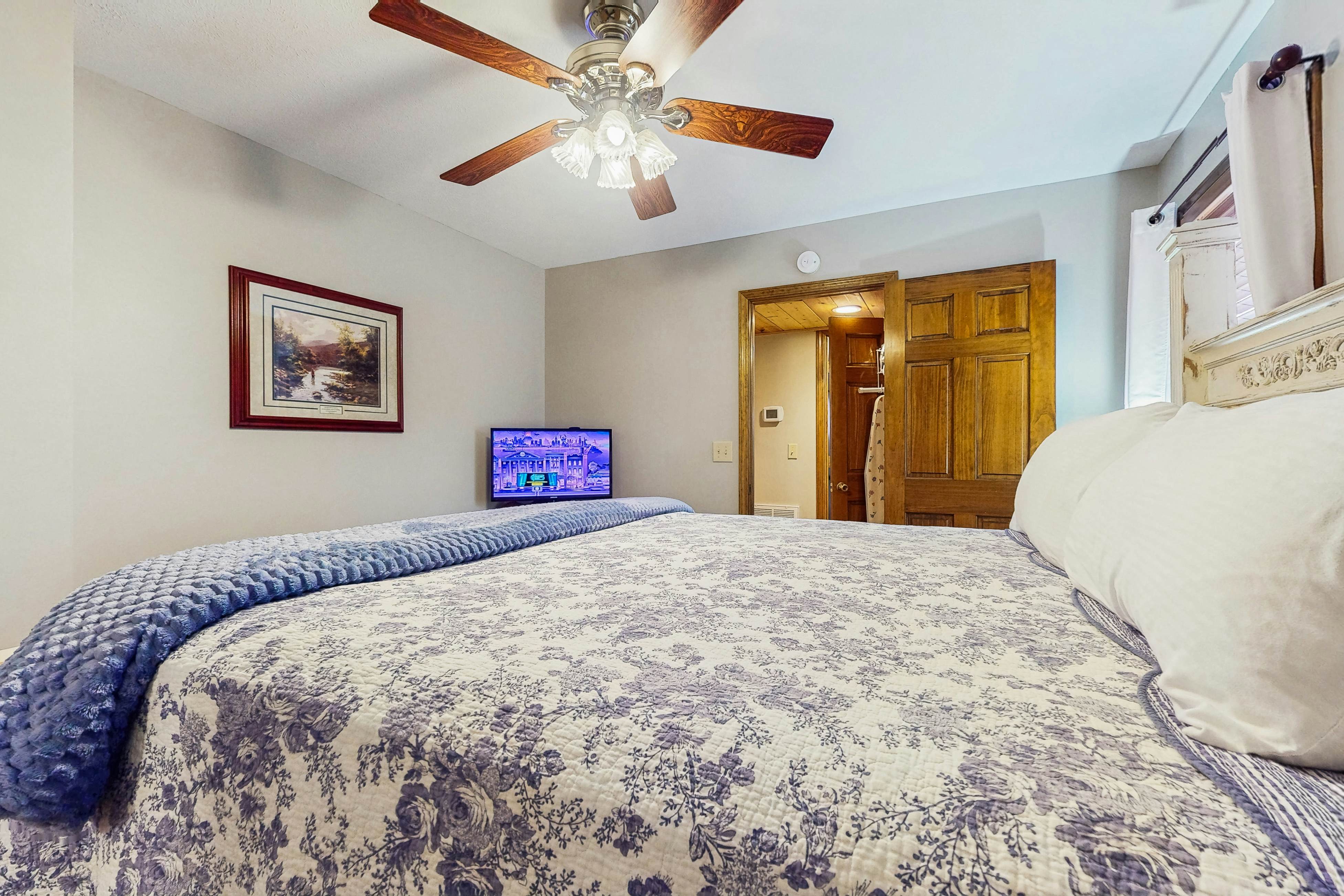 Charming Cabin, Sleep 5・Hot Tub・Arcade・Shared Pool