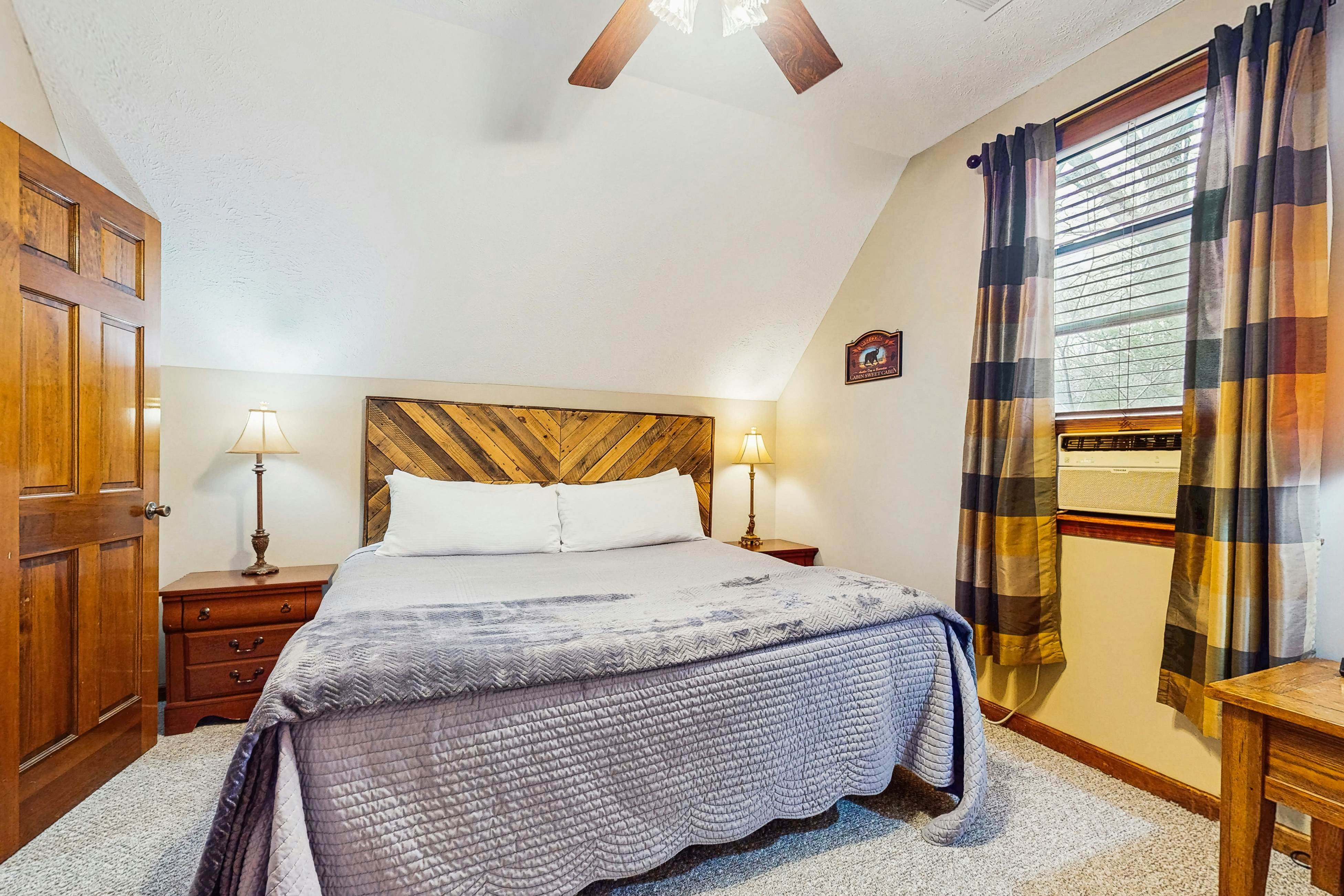 Charming Cabin, Sleep 5・Hot Tub・Arcade・Shared Pool