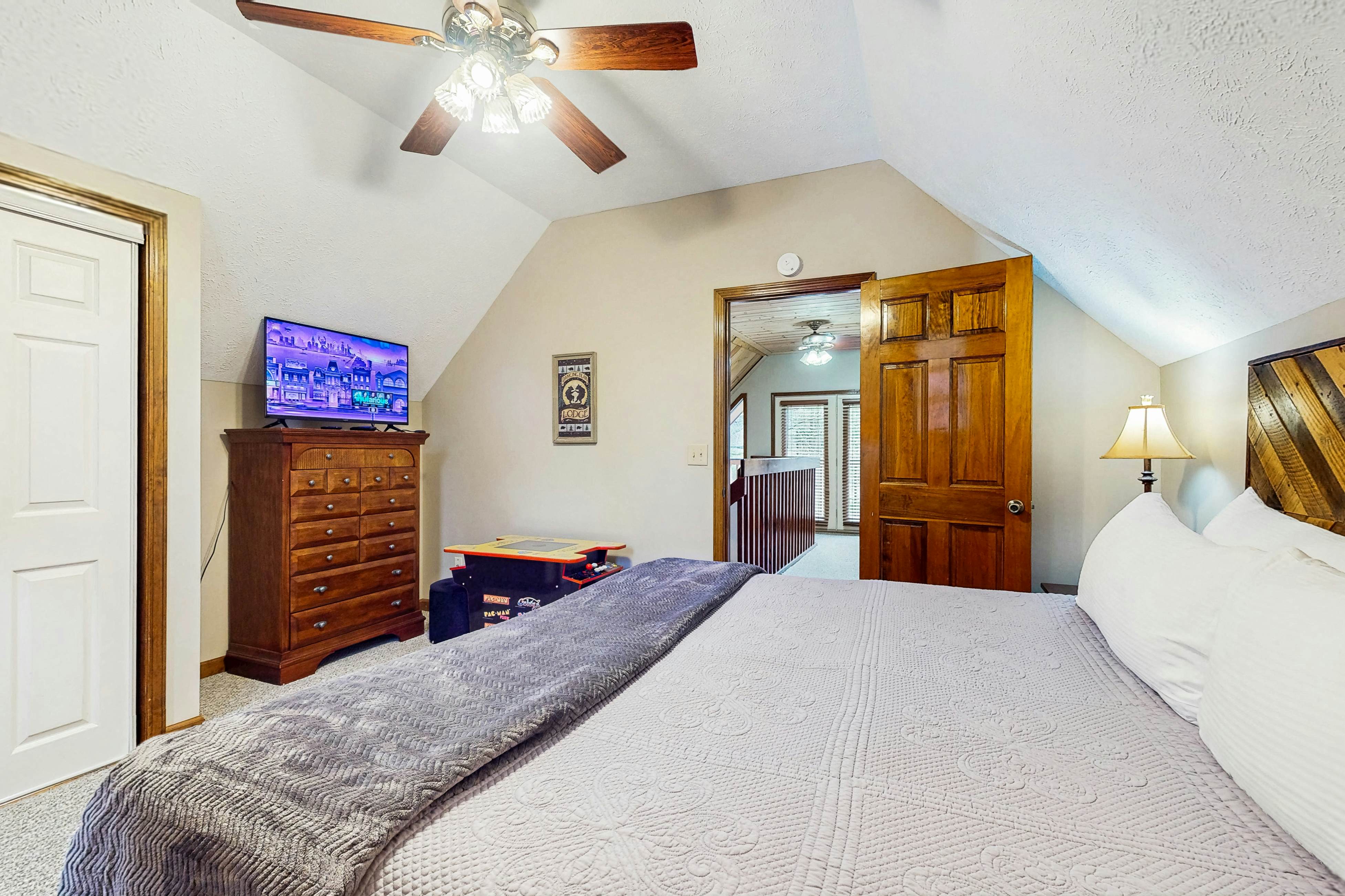 Charming Cabin, Sleep 5・Hot Tub・Arcade・Shared Pool