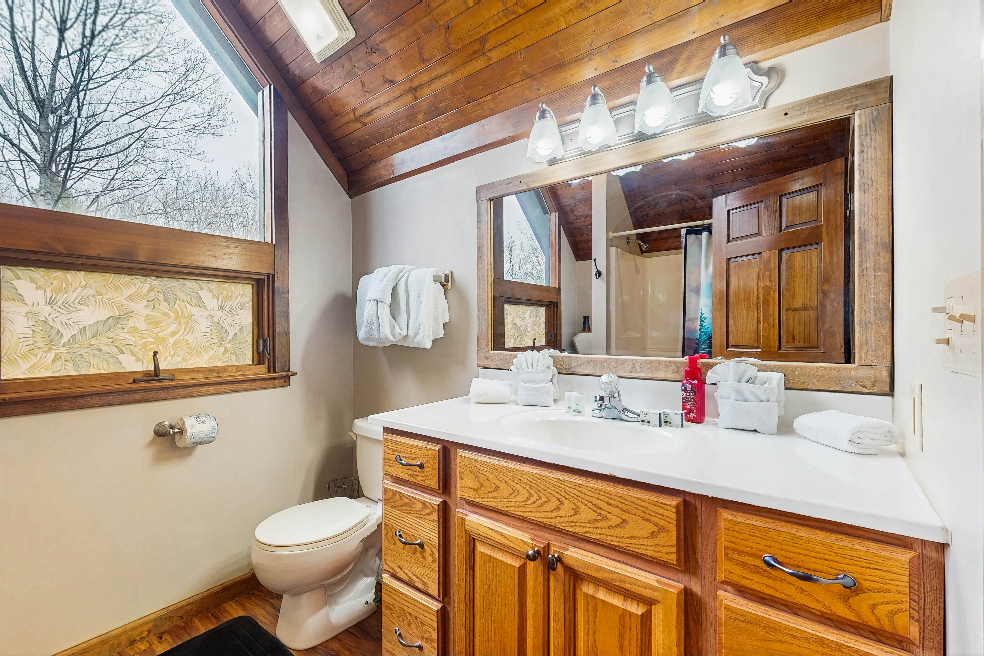 Charming Cabin, Sleep 5・Hot Tub・Arcade・Shared Pool