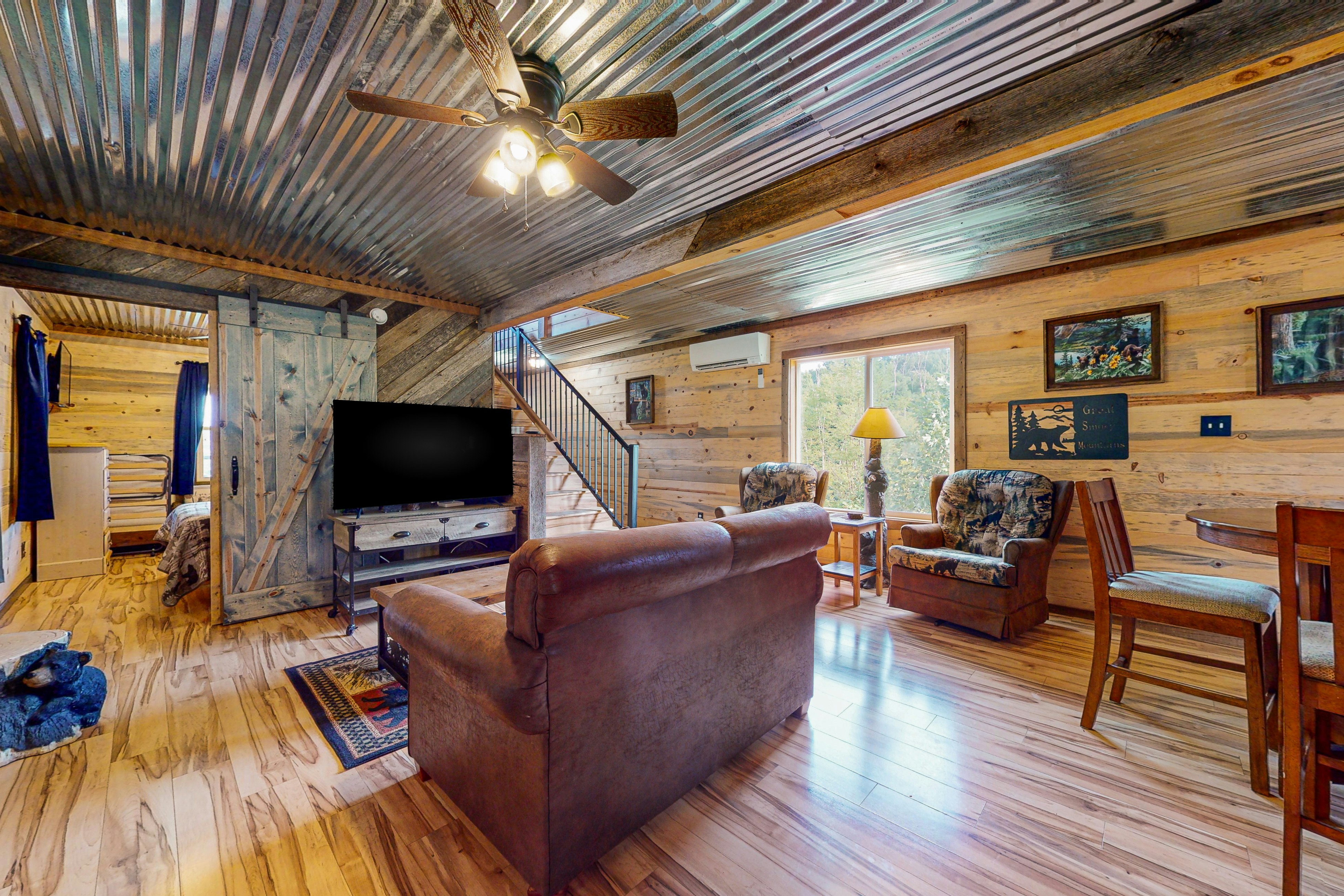 Modern cabin with pools, private hot tub, pool table, & free attraction tickets