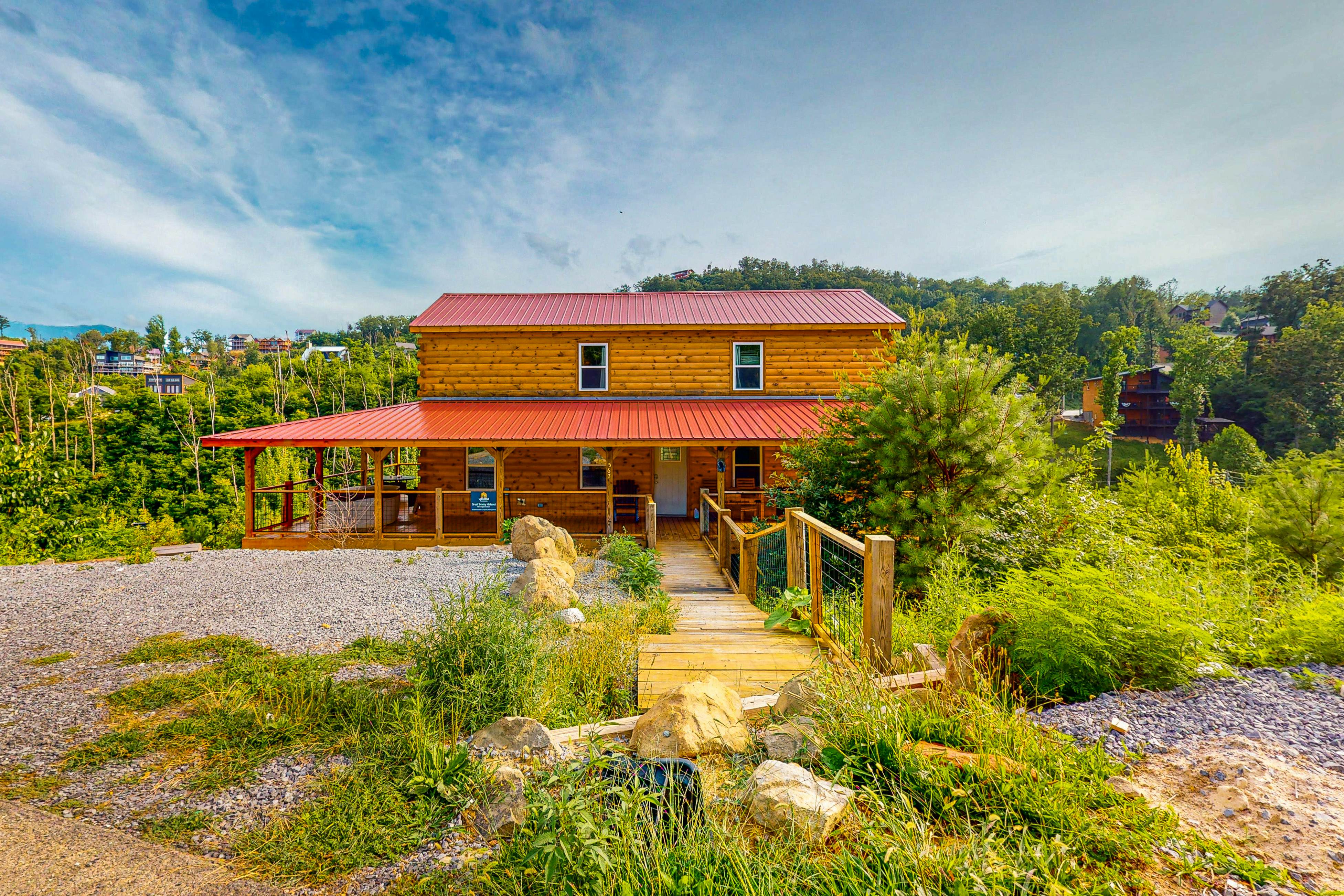 Modern cabin with pools, private hot tub, pool table, & free attraction tickets