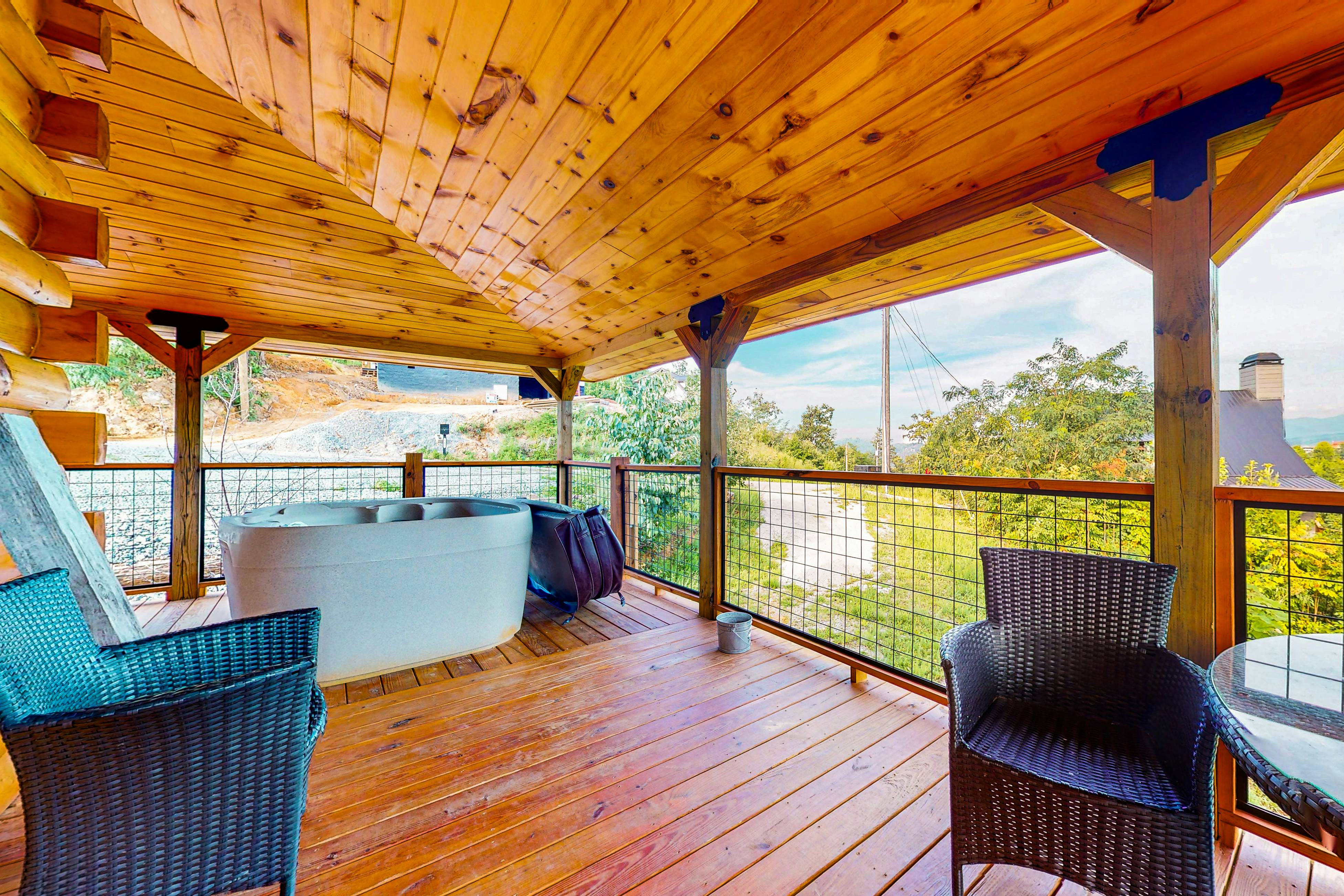 Modern cabin with pools, private hot tub, pool table, & free attraction tickets