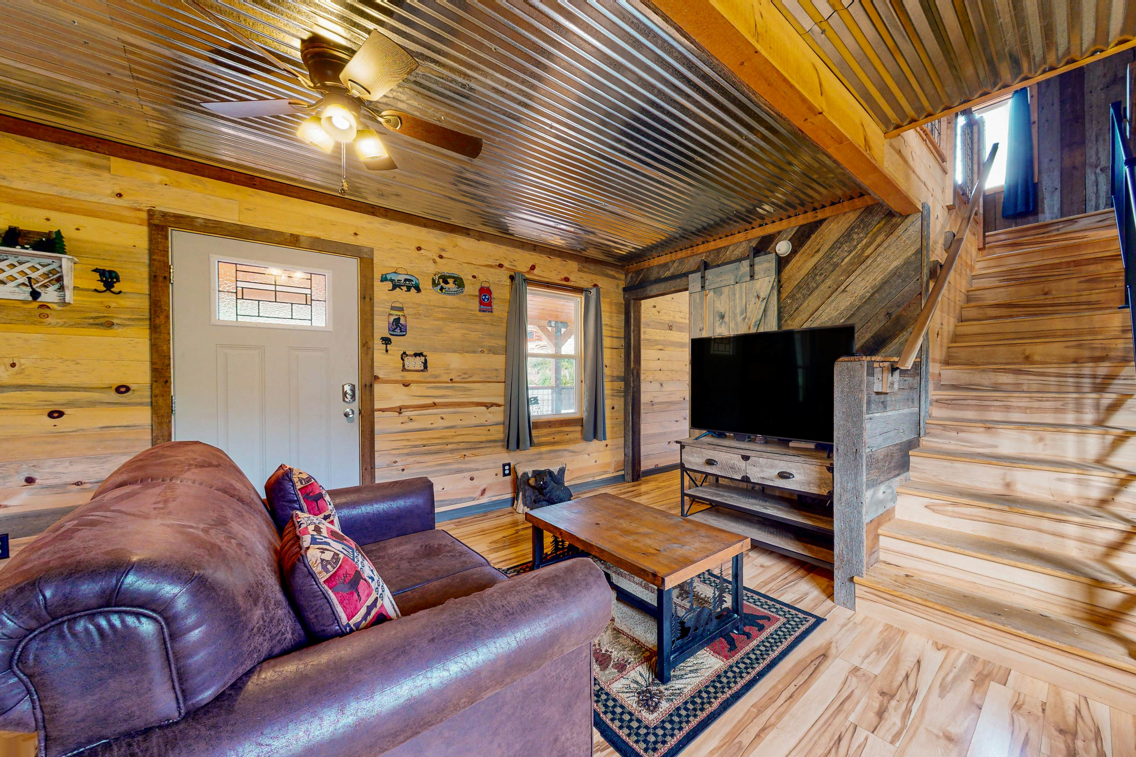 Modern cabin with pools, private hot tub, pool table, & free attraction tickets