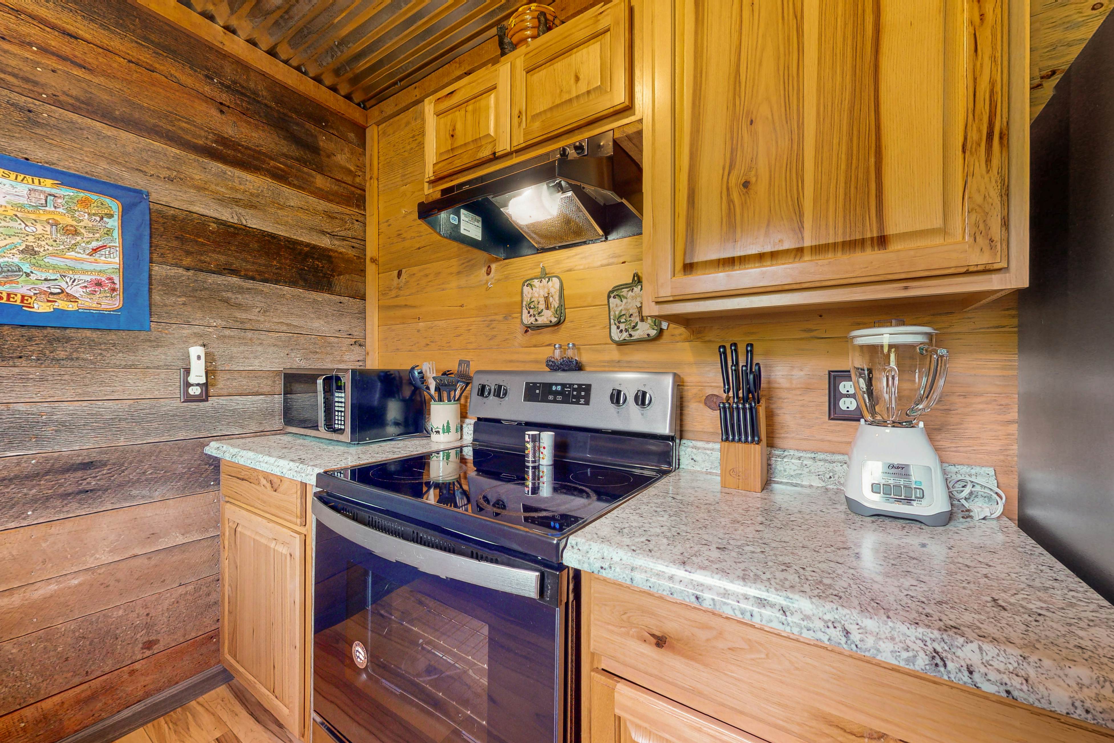 Modern cabin with pools, private hot tub, pool table, & free attraction tickets